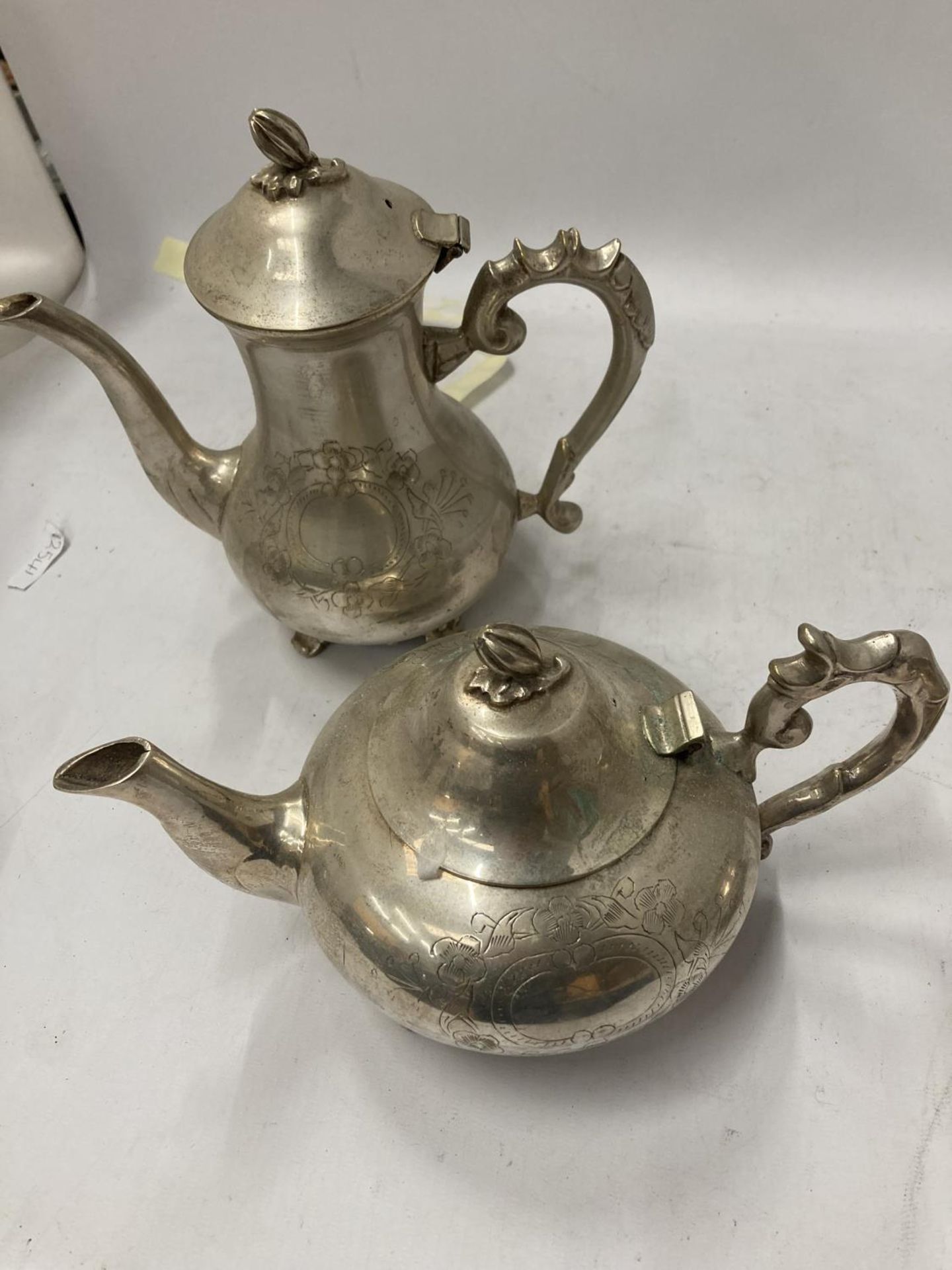A SILVER PLATED TEA SET TO INCLUDE A TEA AND COFFEE POT, CREAM JUG AND SUGAR BOWL - Image 2 of 6