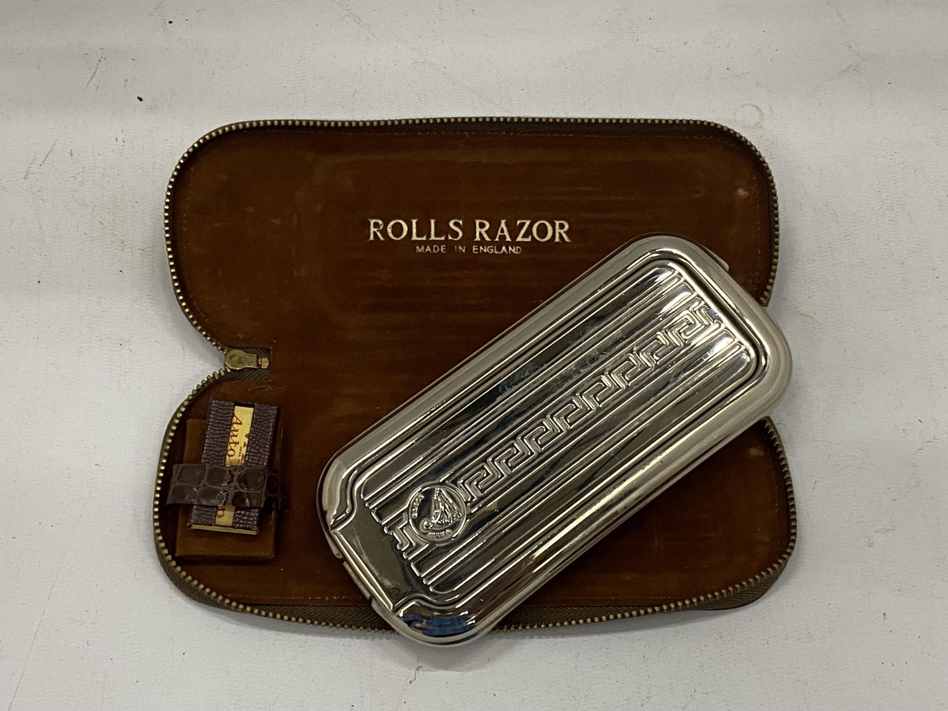 A VINTAGE GENTLEMAN'S ROLLS RAZOR, COMPLETE WITH CASE