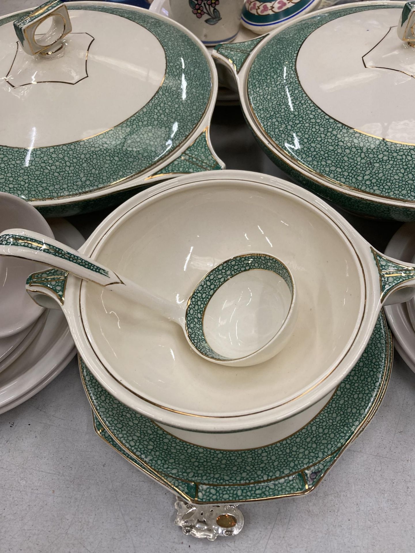 A QUANTITY OF J & G MEAKIN 'FLORIDA' DINNERWARE TO INCLUDE SERVING TUREENS AND PLATES, HORNSEA - Image 2 of 4