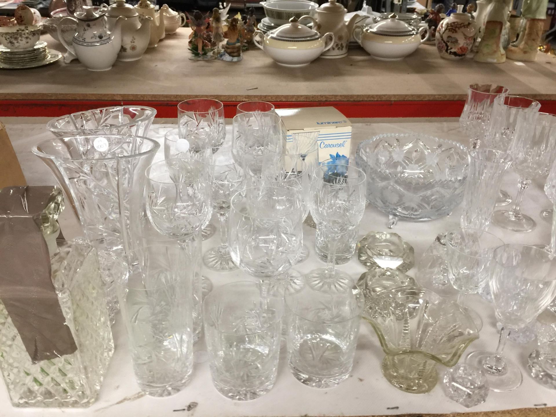 A LARGE COLLECTION OF CUT AND FURTHER GLASSWARE TO INCLUDE CHAMPAGNE FLUTES, WINE GLASSES ETC - Bild 4 aus 5