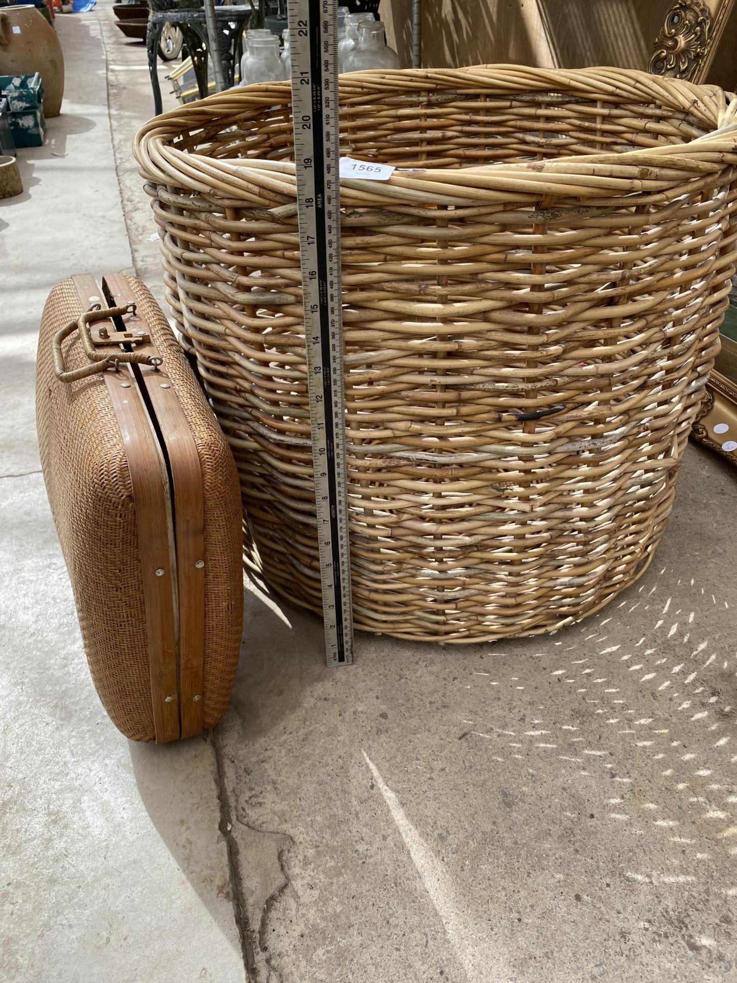 A LARGE WICKER LOG BASKET - Image 4 of 5