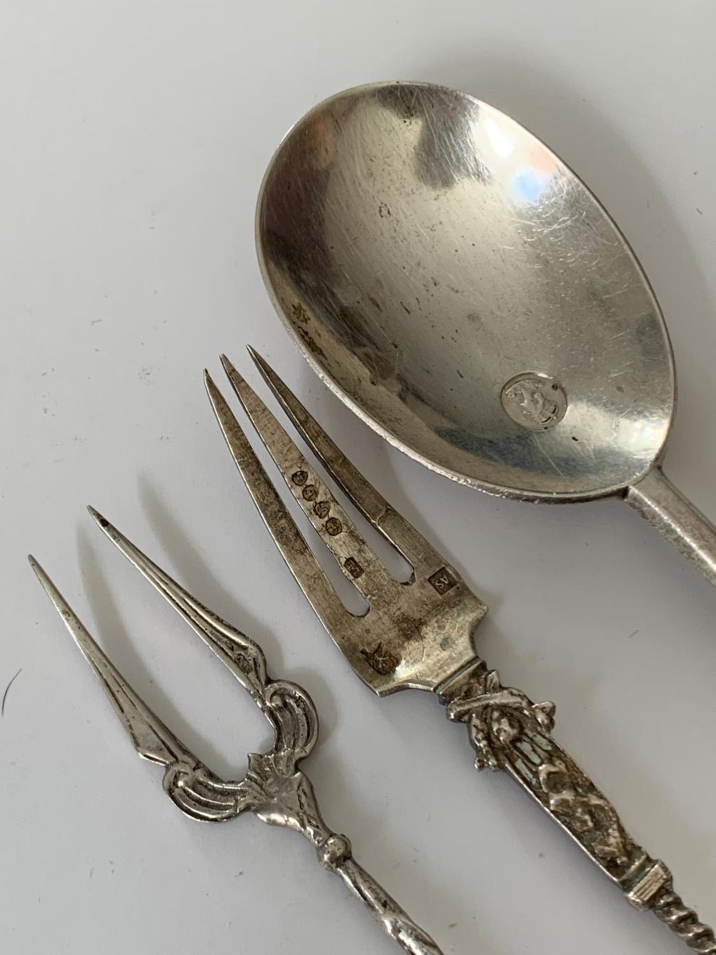 A HALLMARKED LONDON SILVER SPOON AND FORK AND AN 800 SILVER FORK GROSS WEIGHT 61.4 GRAMS - Image 2 of 4