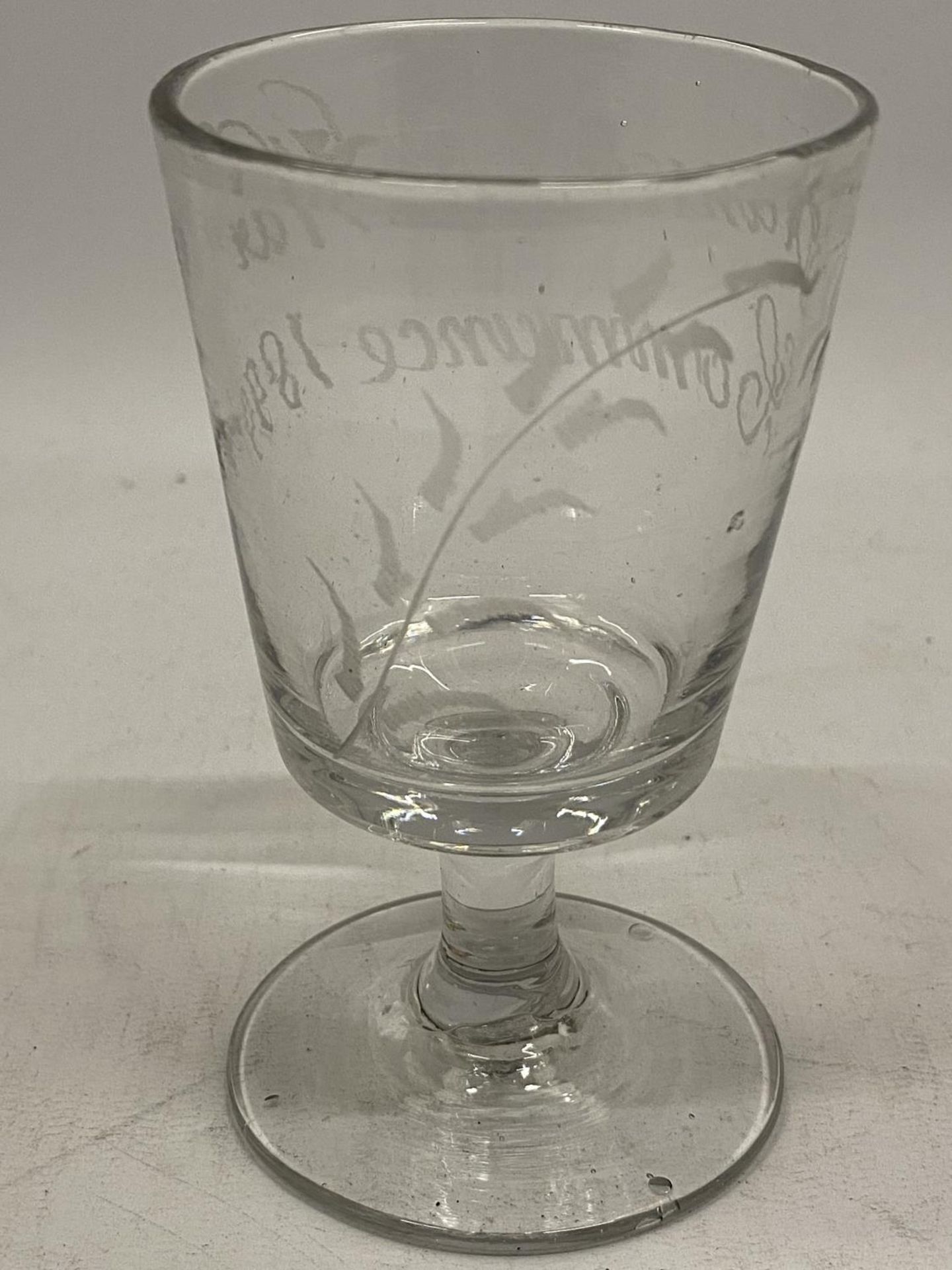 A VICTORIAN DRINKING GLASS WITH THE INSCRIPTION TRANSVAAL WAR 1899 - Image 2 of 3
