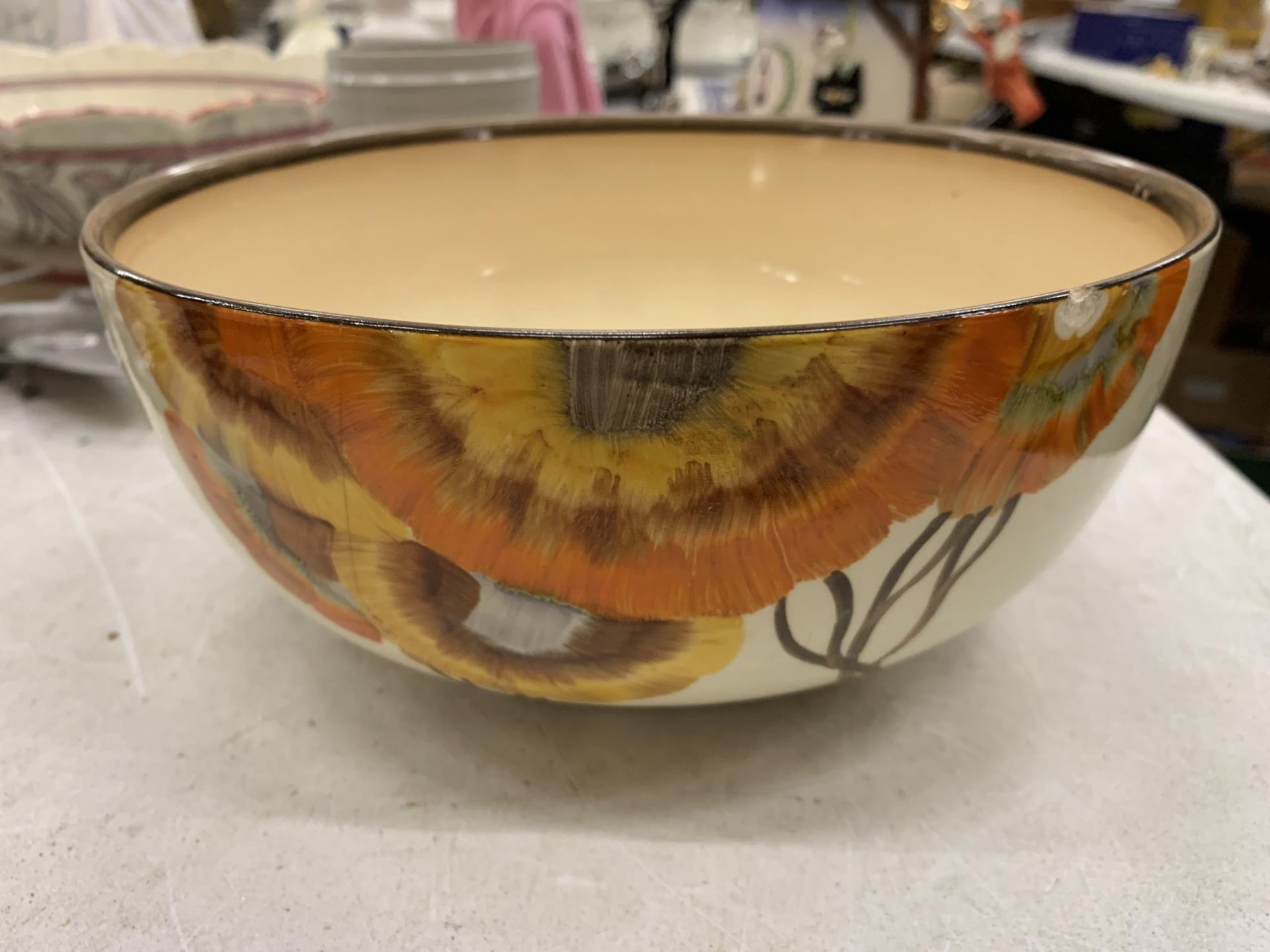 A VINTAGE CLARICE CLIFF BOWL IN THE RHODANTHE PATTERN, DIAMETER 21.5CM - Image 2 of 4