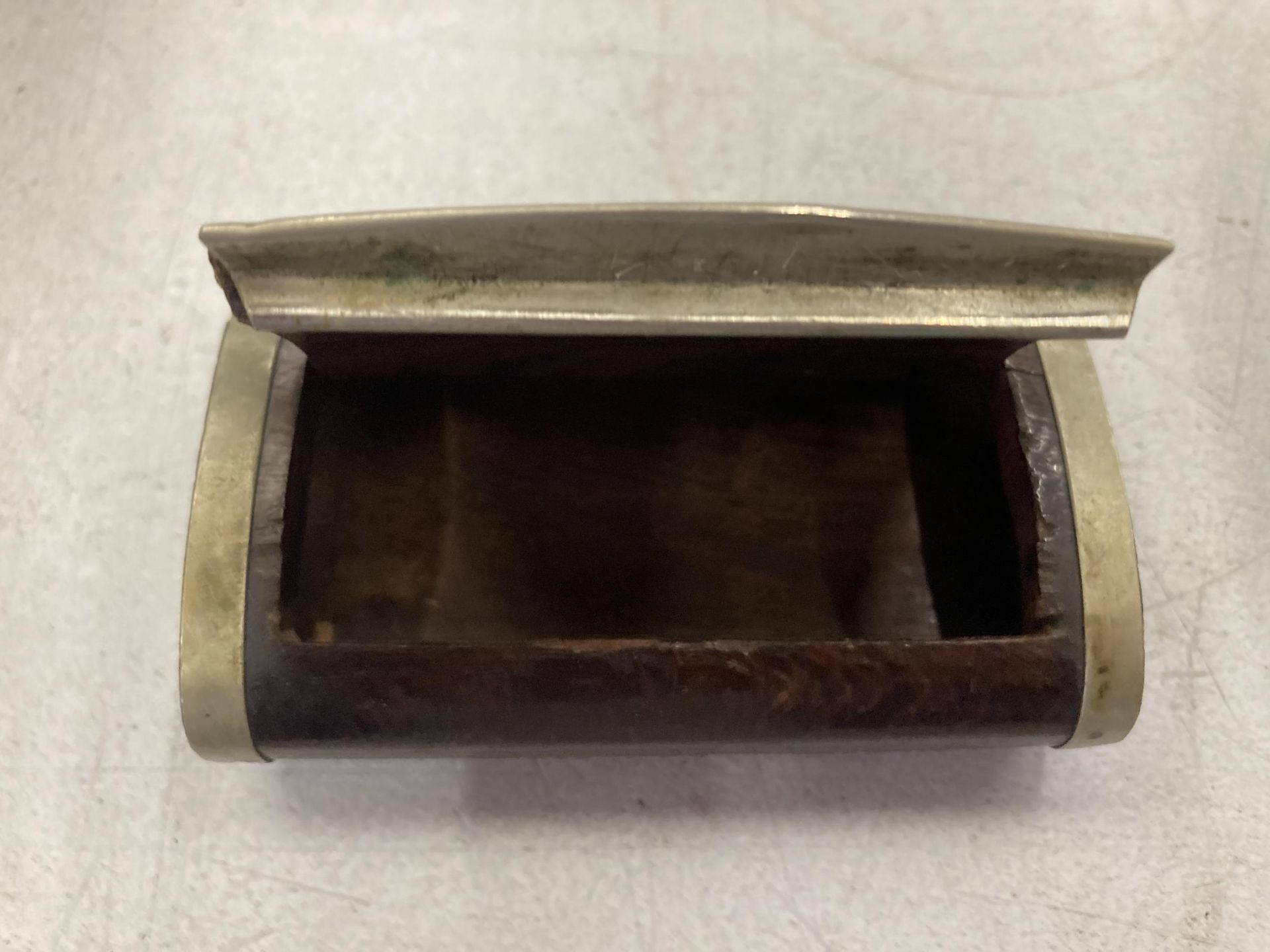 A VINTAGE BISONTINE WOODEN AND METAL BOUND SNUFF BOX - Image 2 of 3