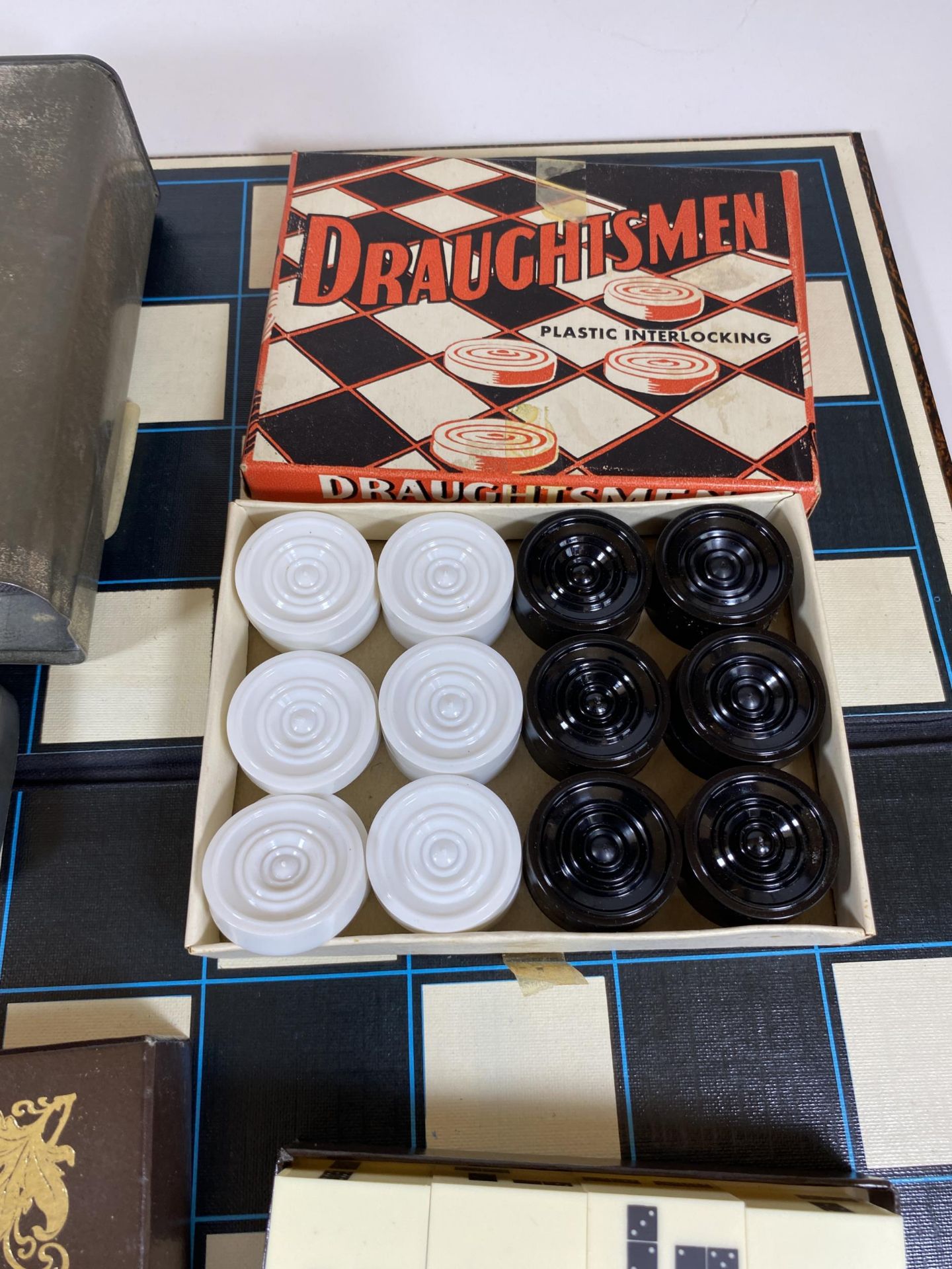 A MIXED GAMES LOT TO INCLUDE BOXED DRAUGHTMEN SET, DICE DOMINOES, ROWNTREES COCOA TIN ETC - Image 2 of 4