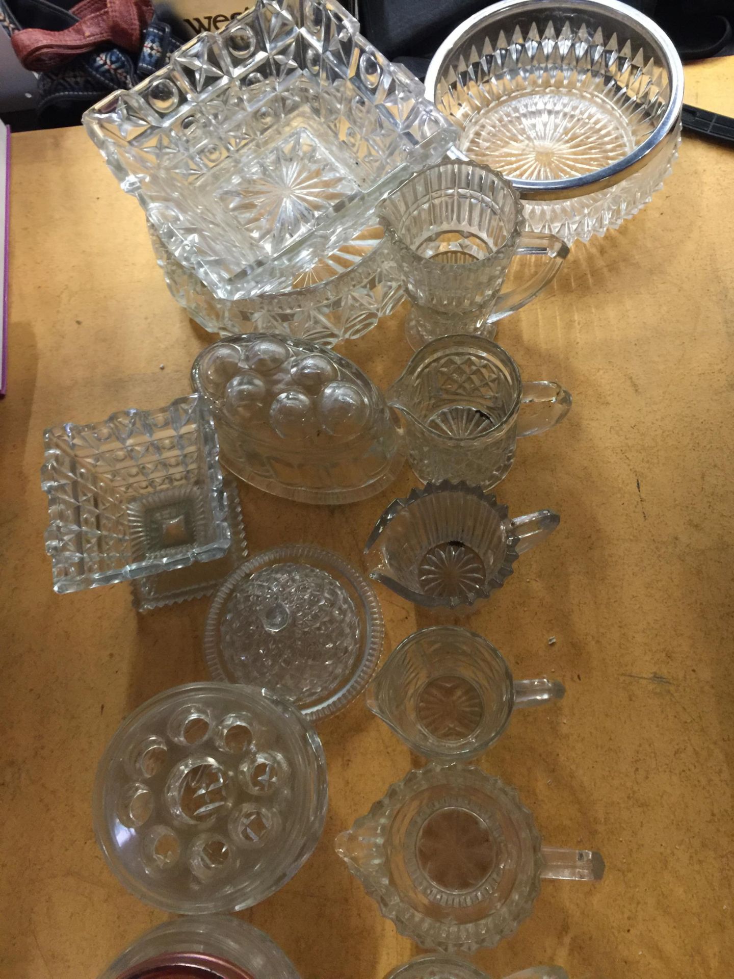 A LARGE QUANTITY OF VINTAGE GLASSWARE TO INCLUDE BOWLS, JUGS, A JELLY MOULD, ETC - Image 3 of 3