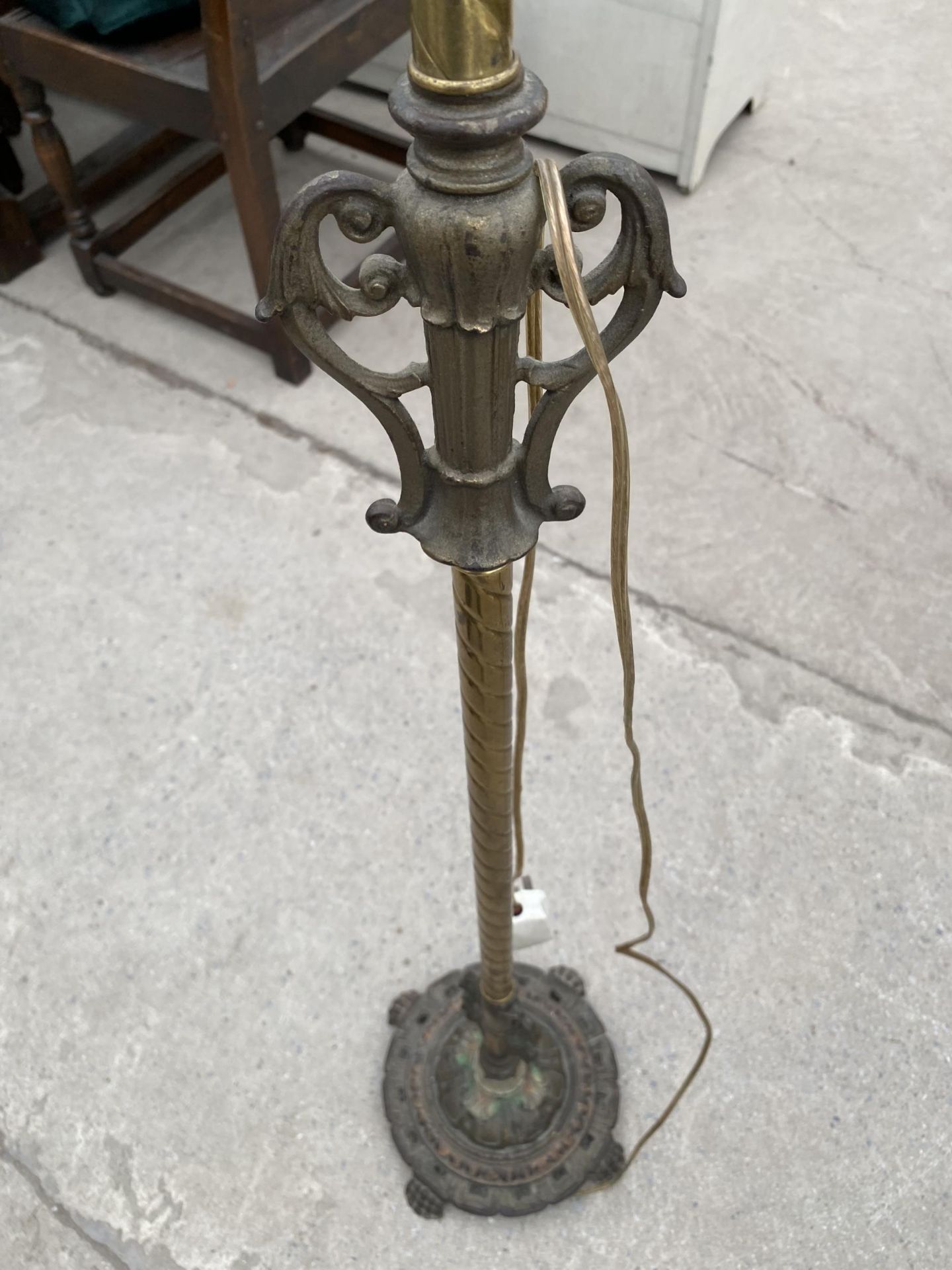 A CAST IRON AND BRASS READING LAMP ON CLAW FEET - Image 3 of 5