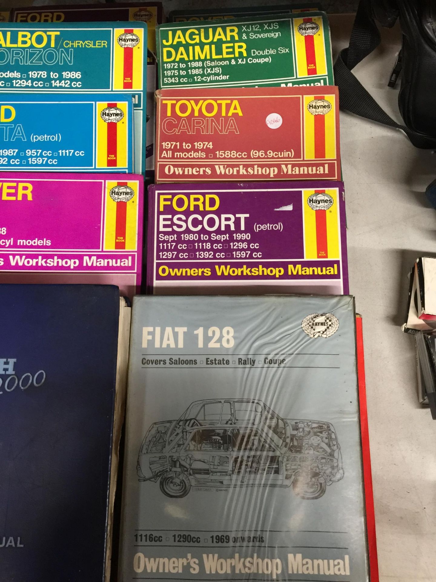 A LARGE QUANTITY OF HAYNES OWNERS WORKSHOP MANUALS TO INCLUDE JAGUAR DAIMLER, ROVER, BMW, TRIUMPH - Image 3 of 3