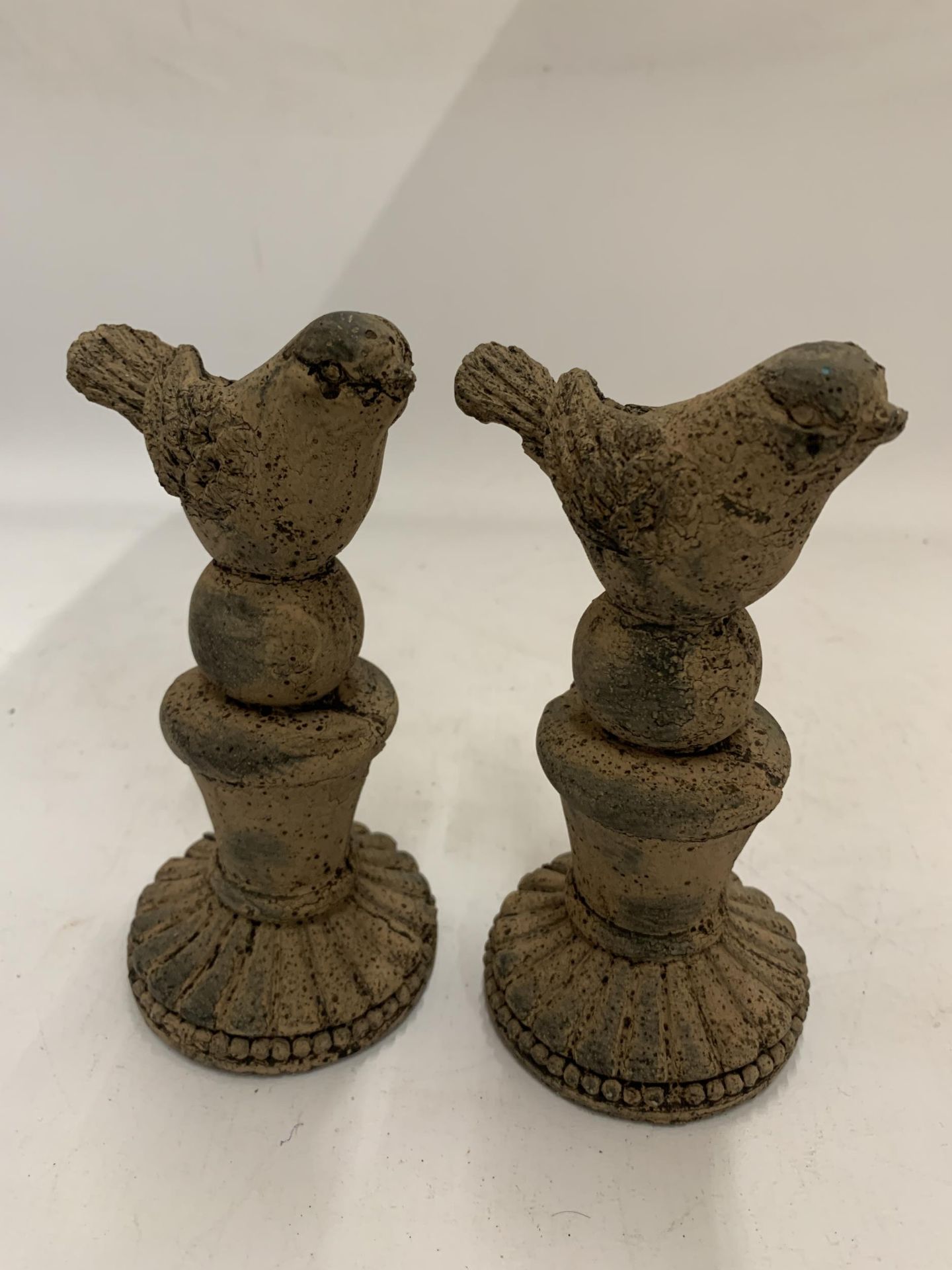 A PAIR OF STONEWARE BIRDS ON PLINTHS HEIGHT 16CM - Image 2 of 3