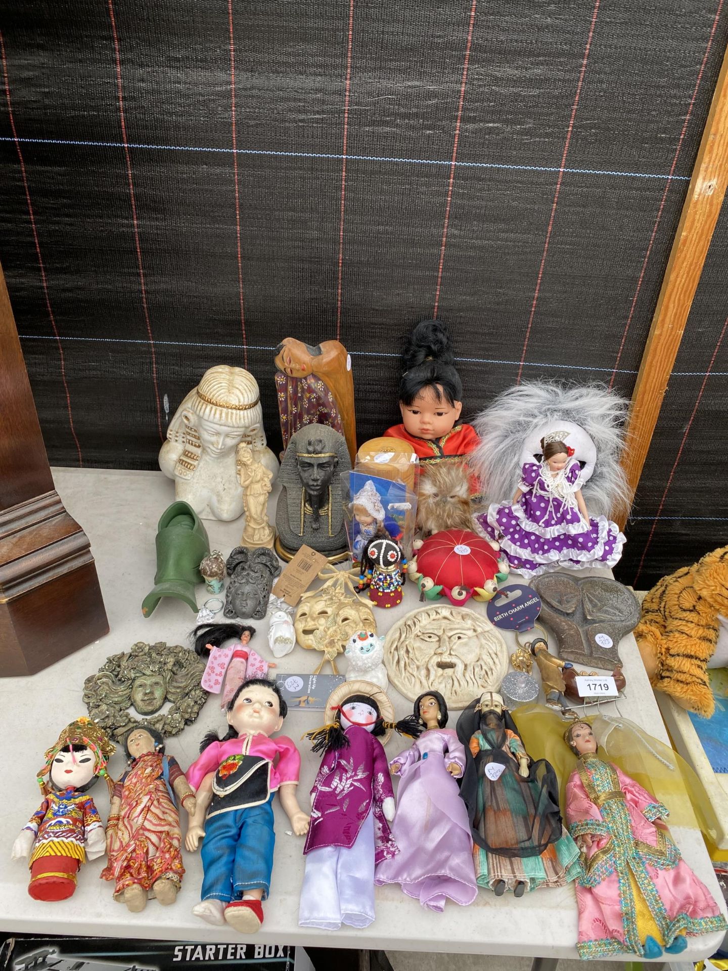 AN ASSORTMENT OF ITEMS TO INCLUDE DOLLS AND WALL PLAQUES ETC