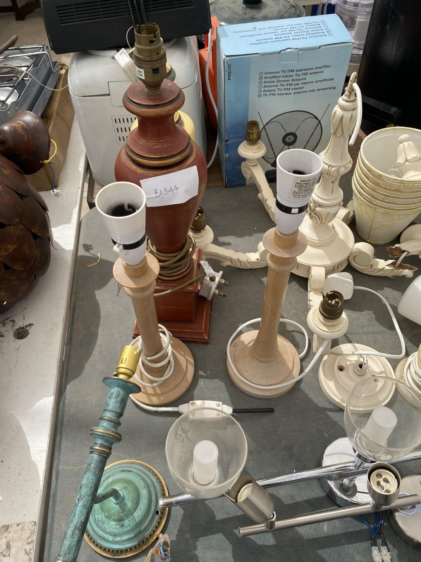 AN ASSORTMENT OF LAMPS AND LIGHT FITTINGS ETC - Image 2 of 3