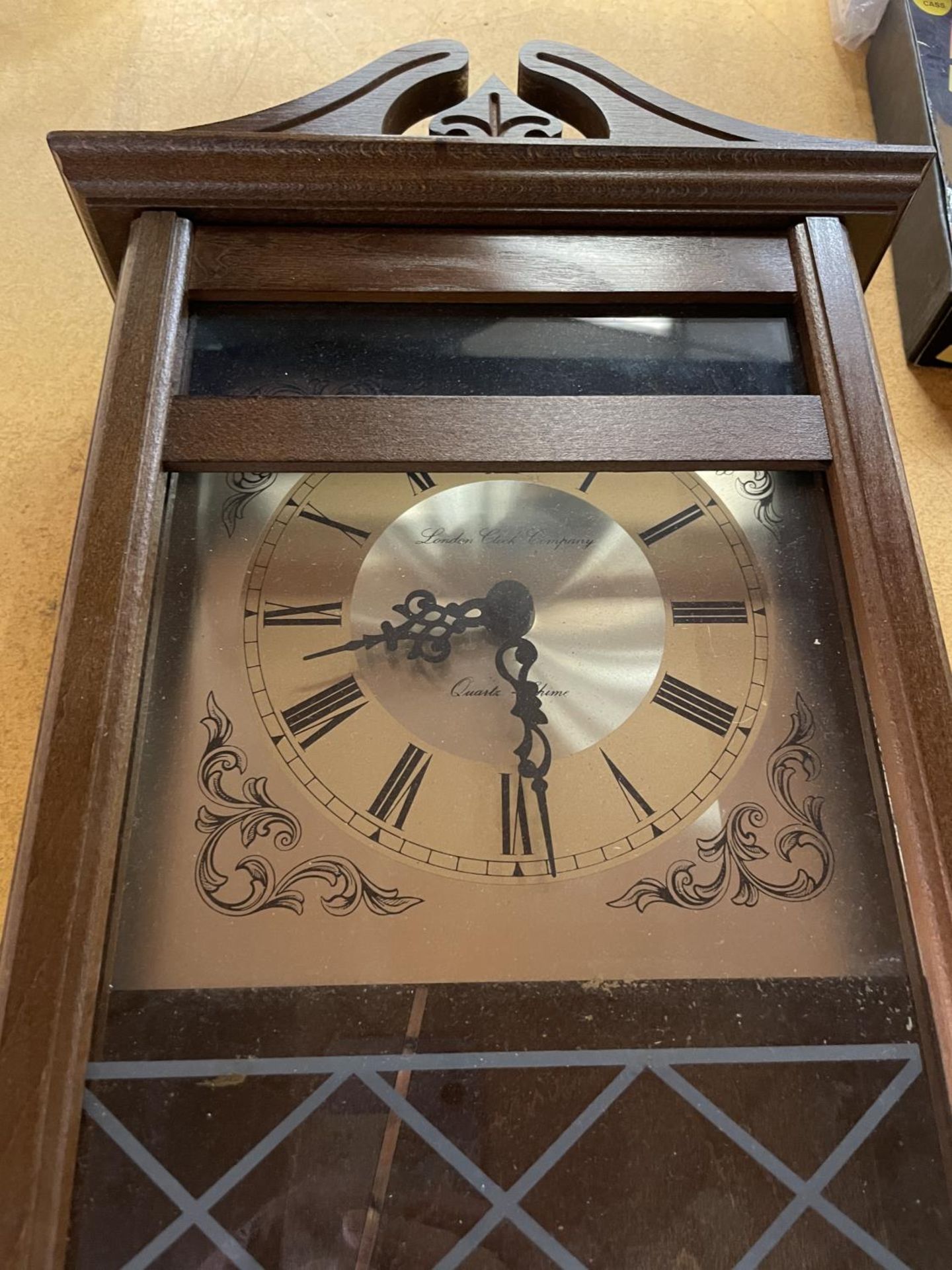 A VINTAGE STYLE MAHOGANY WALL CLOCK WITH PENDULUM - Image 2 of 5