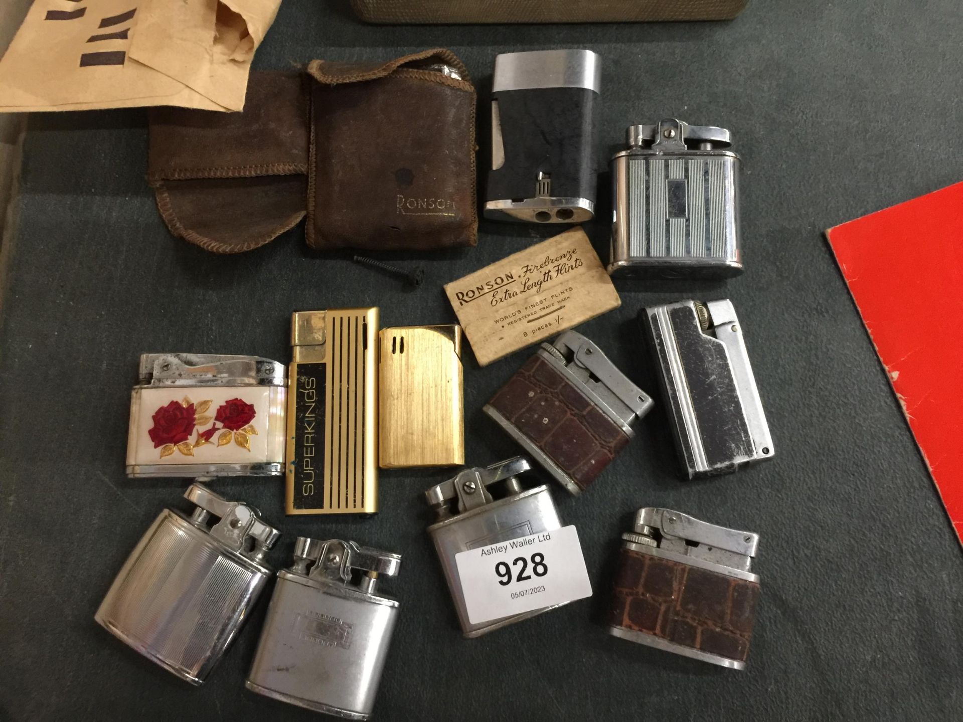 A COLLECTION OF VINTAGE LIGHTERS TO INCLUDE RONSON PLUS A RONSON BOX - Image 2 of 4