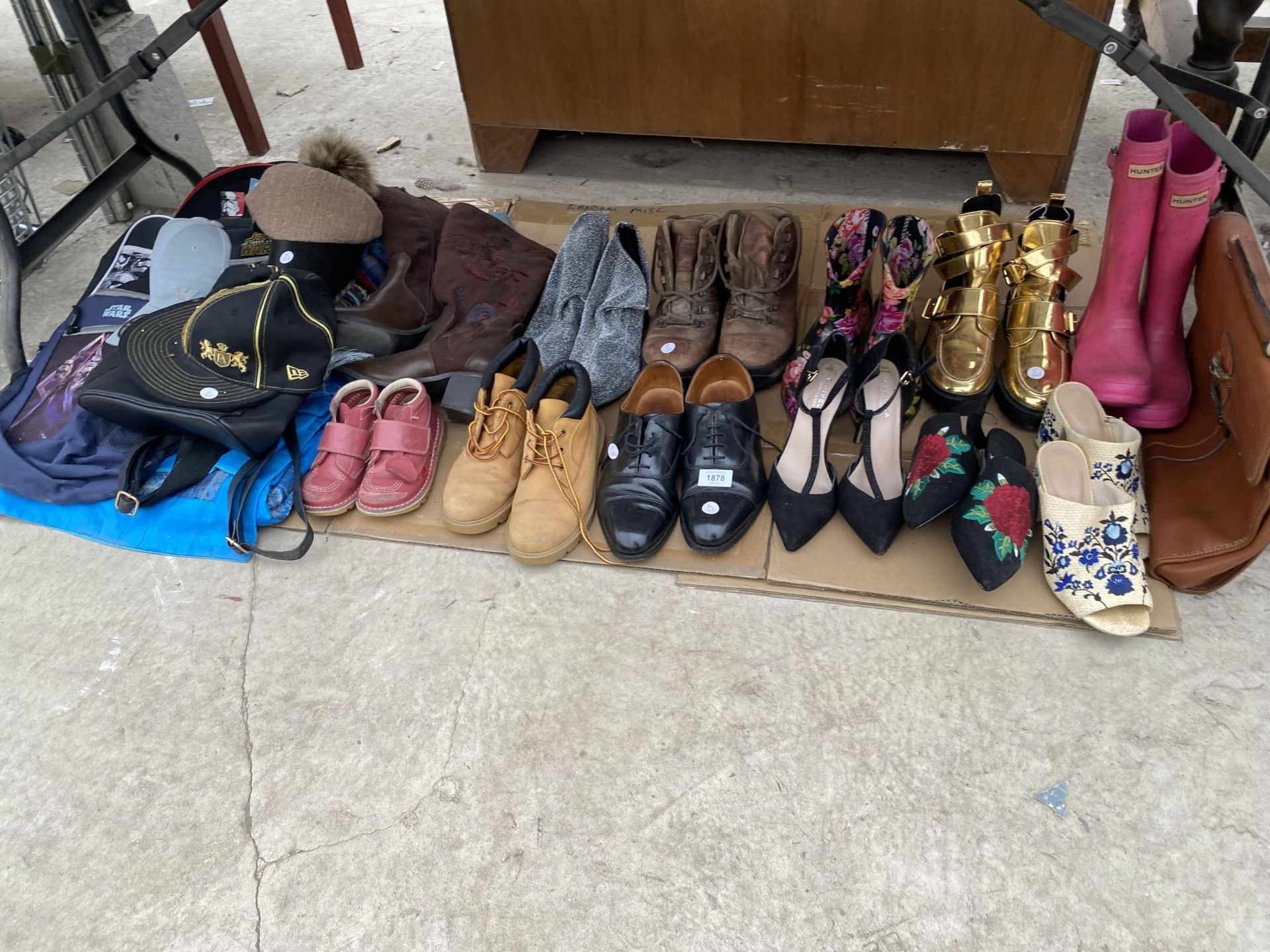 AN ASSORTMENT OF MENS AND LADIES SHOES AND HATS ETC