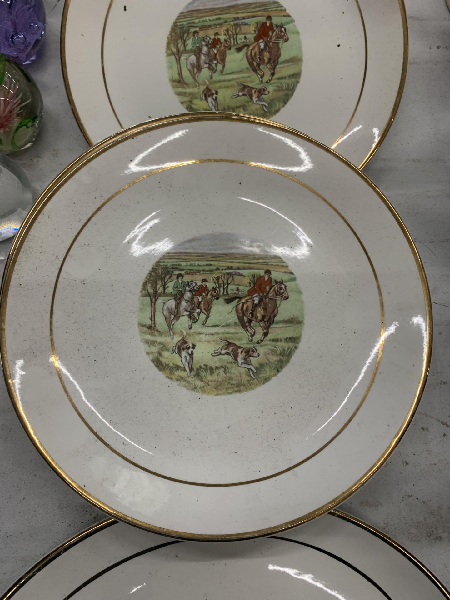 A GROUP OF HOSTESS HUNTING SCENE CABINET PLATES - Image 2 of 3