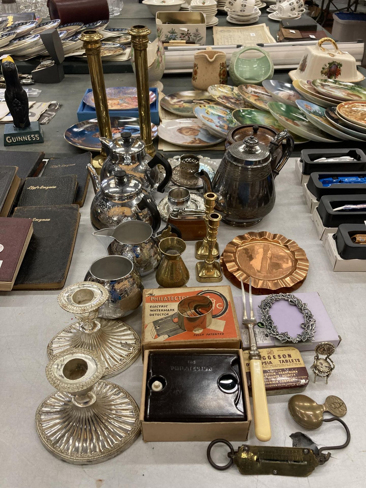 A MIXED LOT OF ITEMS TO INCLUDE BRASS CANDLESTICKS, SILVER PLATED ITEMS ETC