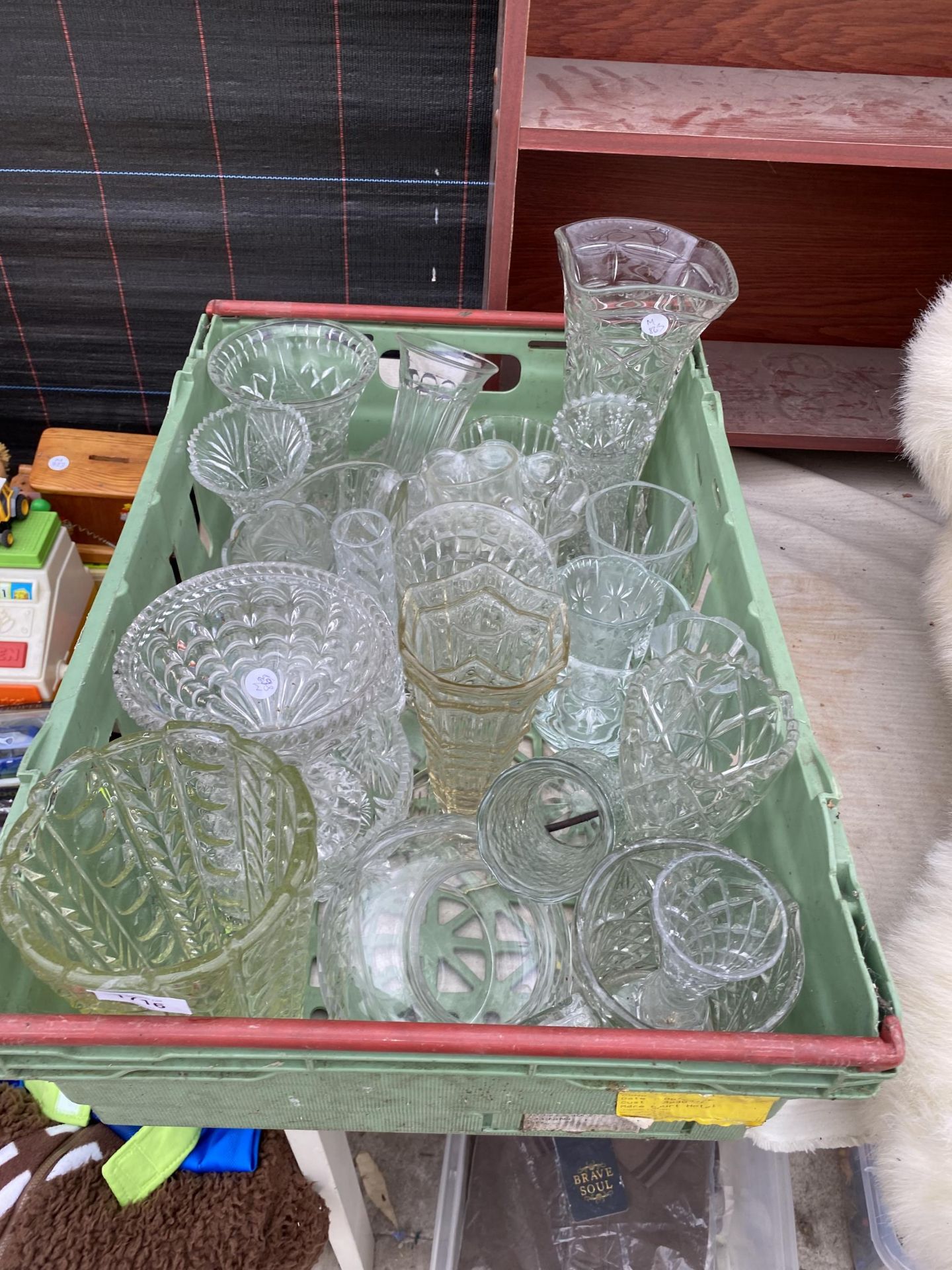 AN ASSORTMENT OF CUT GLASS ITEMS TO INCLUDE VASES ETC