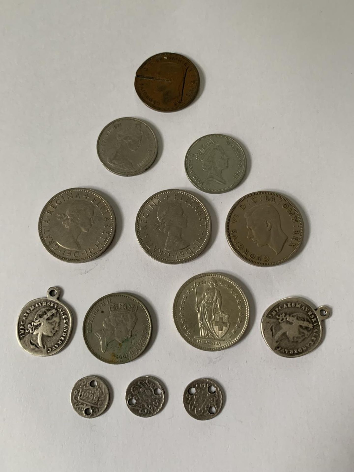 VARIOUS COINS TO INCLUDE FIVE PENCE, TWO SHILLINGS, TWO FRANC ETC - Bild 4 aus 4