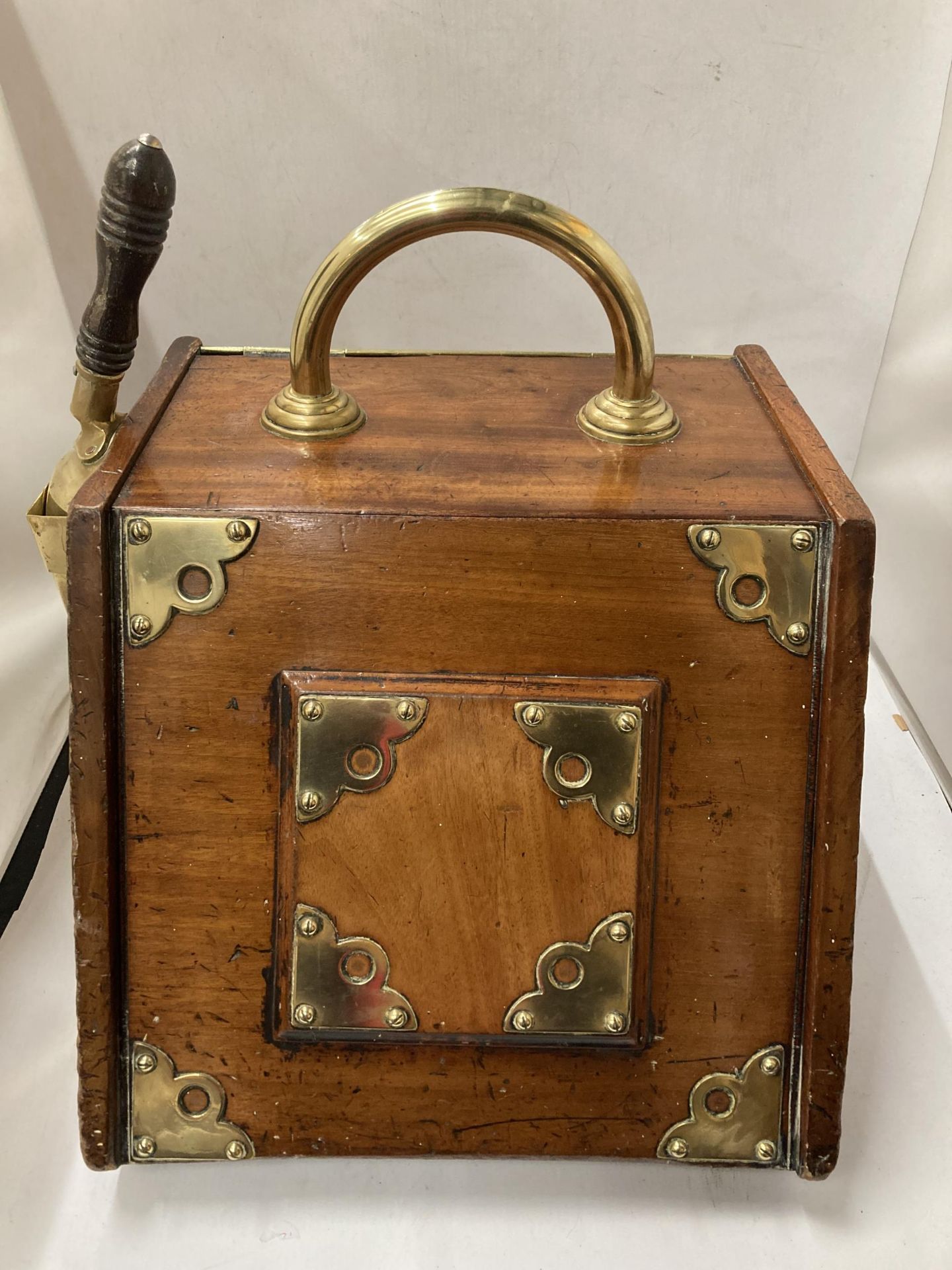 A VICTORIAN MAHOGANY COAL BOX WITH BRASS FITTINGS, SCOOP AND LINER - Image 4 of 5