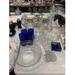 A LARGE QUANTITY OF GLASSWARE TO INCLUDE LARGE BOWLS, DECANTERS, VASES, WINE GLASSES, ETC