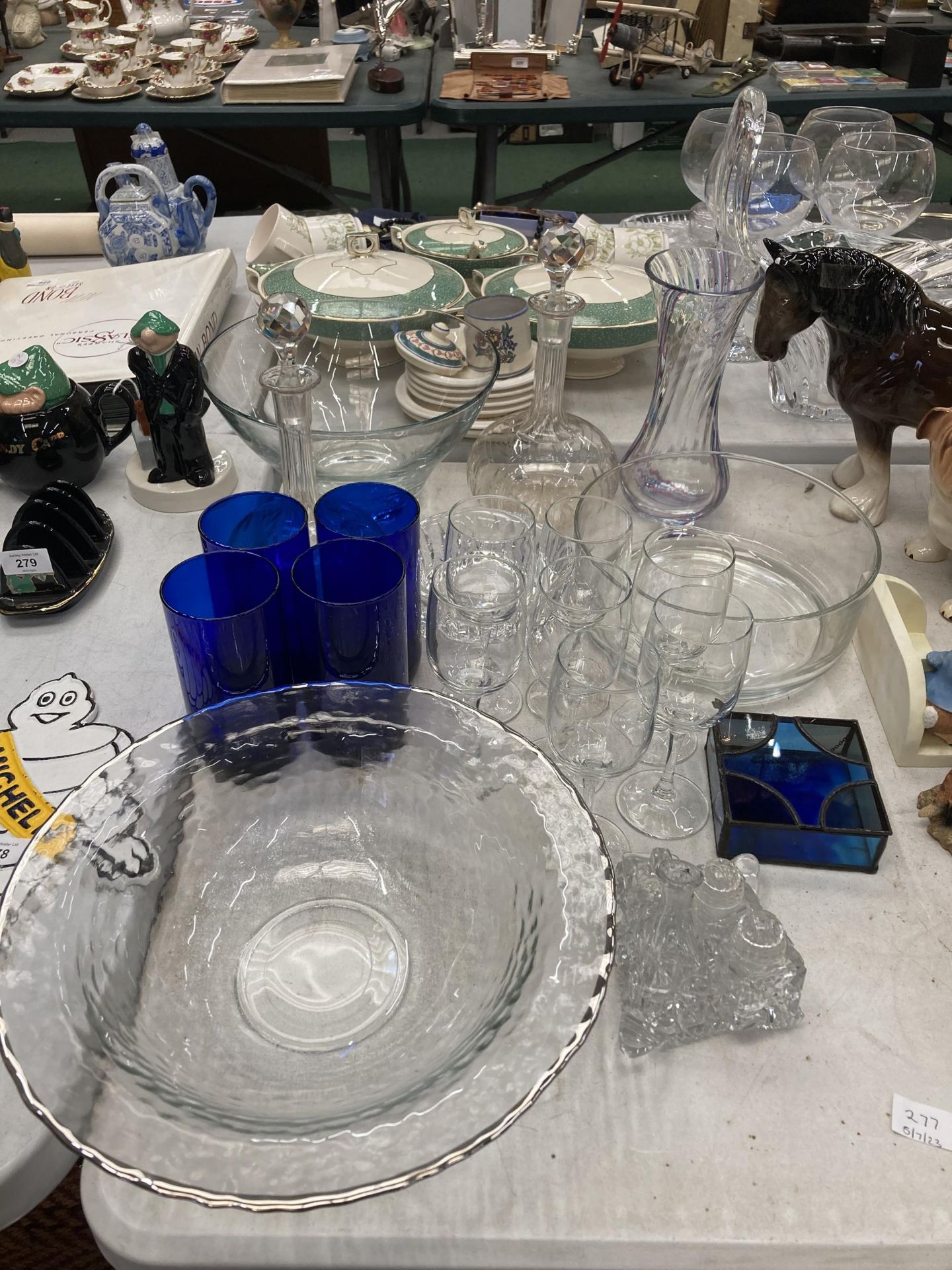 A LARGE QUANTITY OF GLASSWARE TO INCLUDE LARGE BOWLS, DECANTERS, VASES, WINE GLASSES, ETC