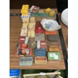 A MIXED LOT OF VINTAGE TINS AND FURTHER ITEMS