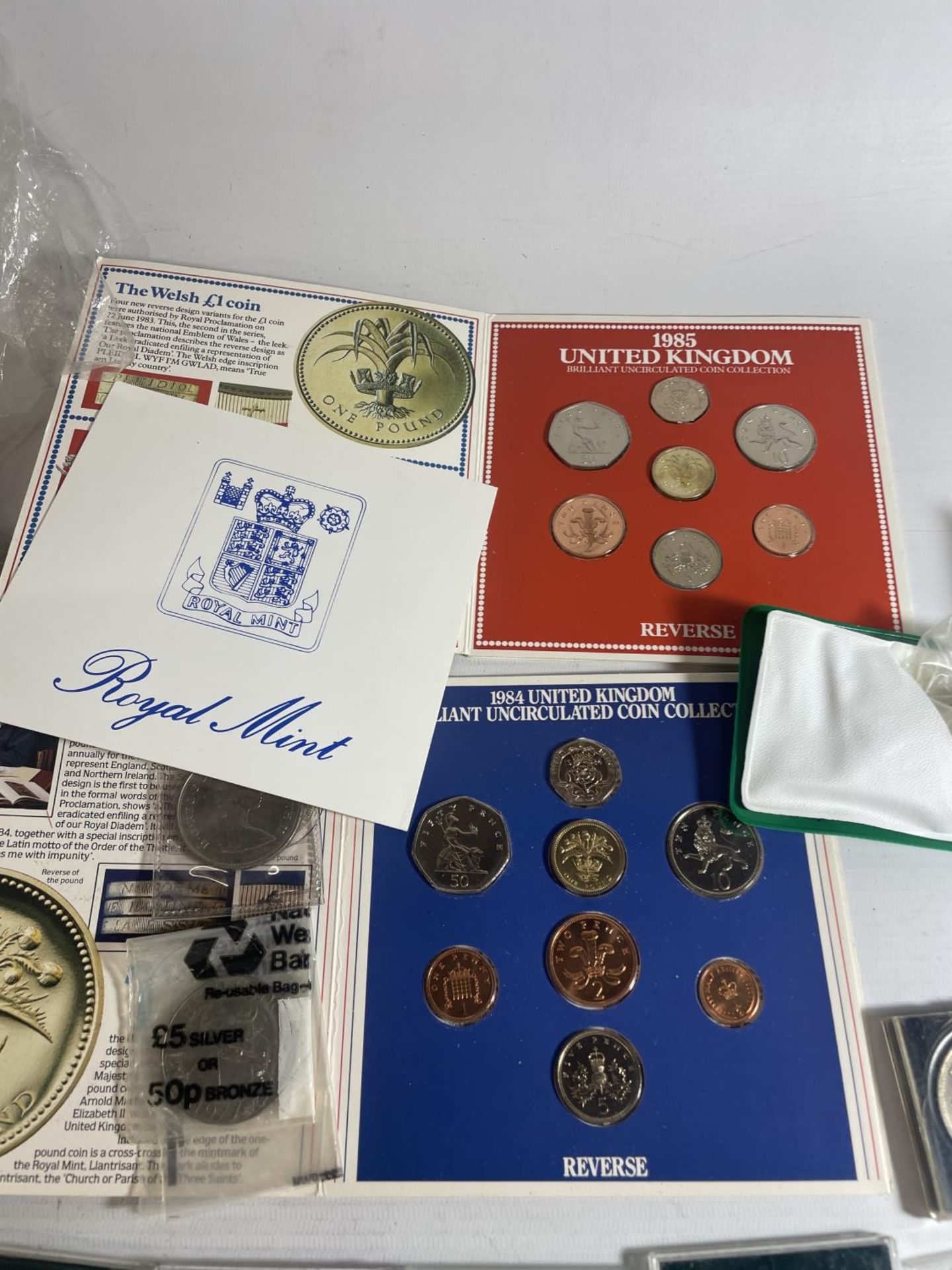 TIN OF MIXED UK COINS , TO INCLUDE 1984 & 1985 YEAR SETS , PLUS A SELECTION OF MODERN CROWNS - Image 4 of 6