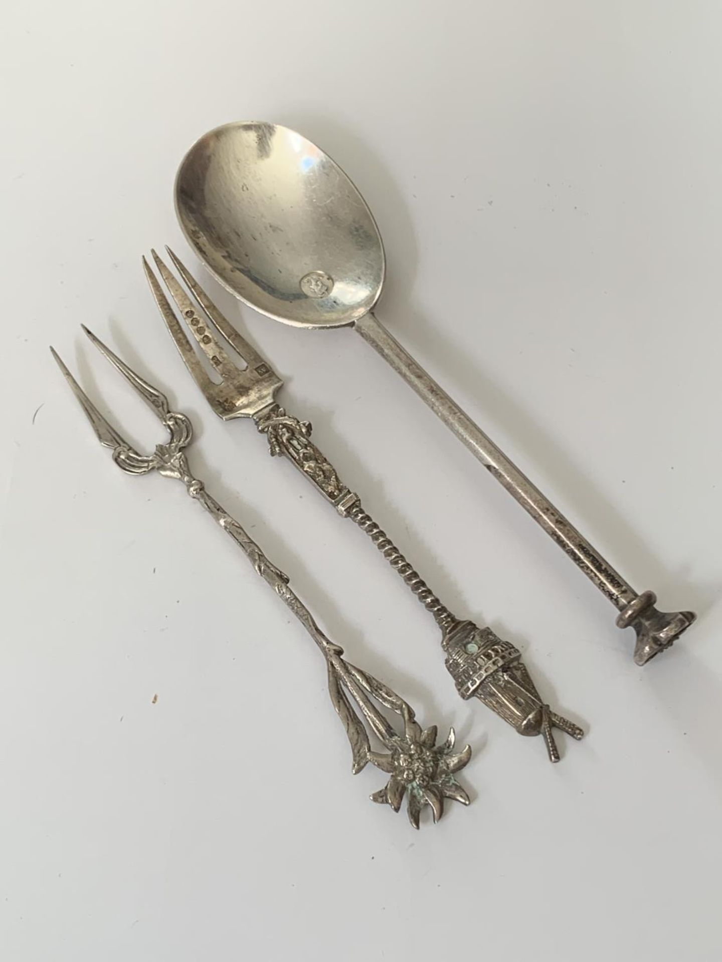 A HALLMARKED LONDON SILVER SPOON AND FORK AND AN 800 SILVER FORK GROSS WEIGHT 61.4 GRAMS