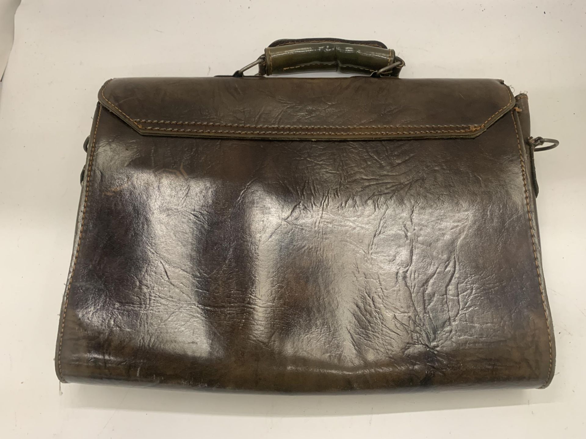 A VINTAGE LEATHER BRIEFCASE - Image 2 of 3