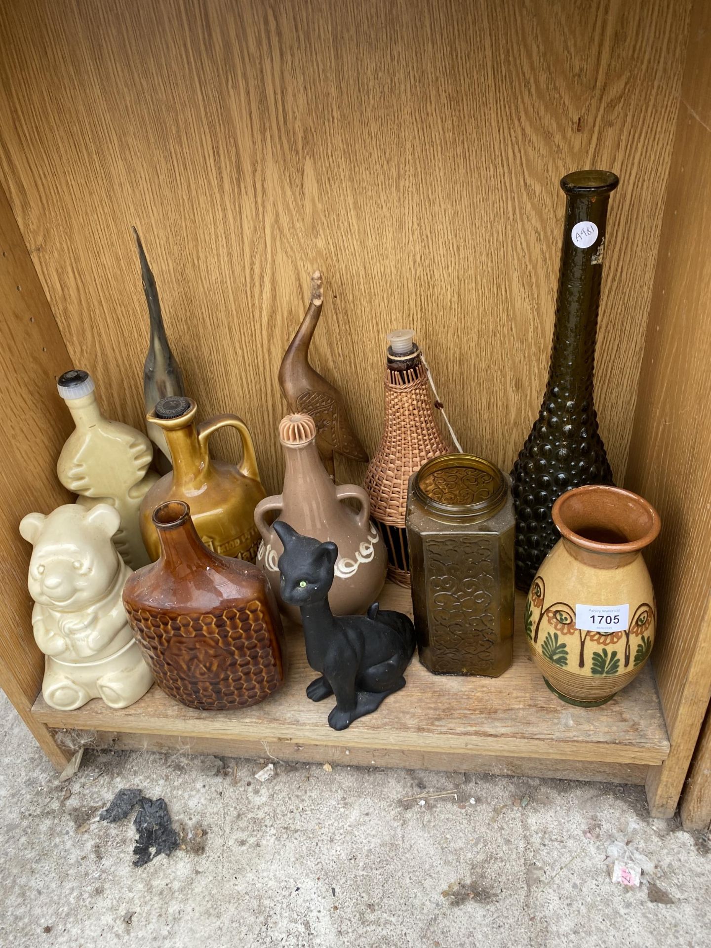 AN ASSORTMENT OF GLASS AND CERAMIC ITEMS TO INCLUDE BOTTLES AND VASES ETC