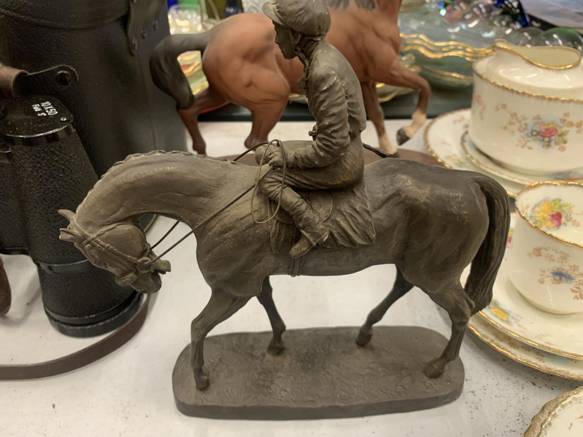 TWO HORSE RELATED ITEMS - RESIN HORSE AND JOCKEY AND A SPIRIT OF THE WIND EXAMPLE ON WOODEN PLINTH - Bild 2 aus 5