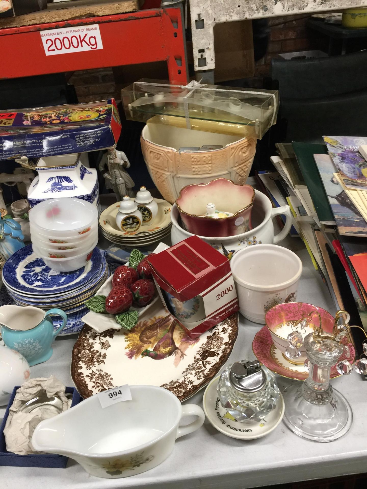 A VERY LARGE MIXED LOT TO INCLUDE PLATES, PLANTERS, VASES, GLASSWARE, VINTAGE CHRISTMAS LIGHTS, - Image 3 of 4