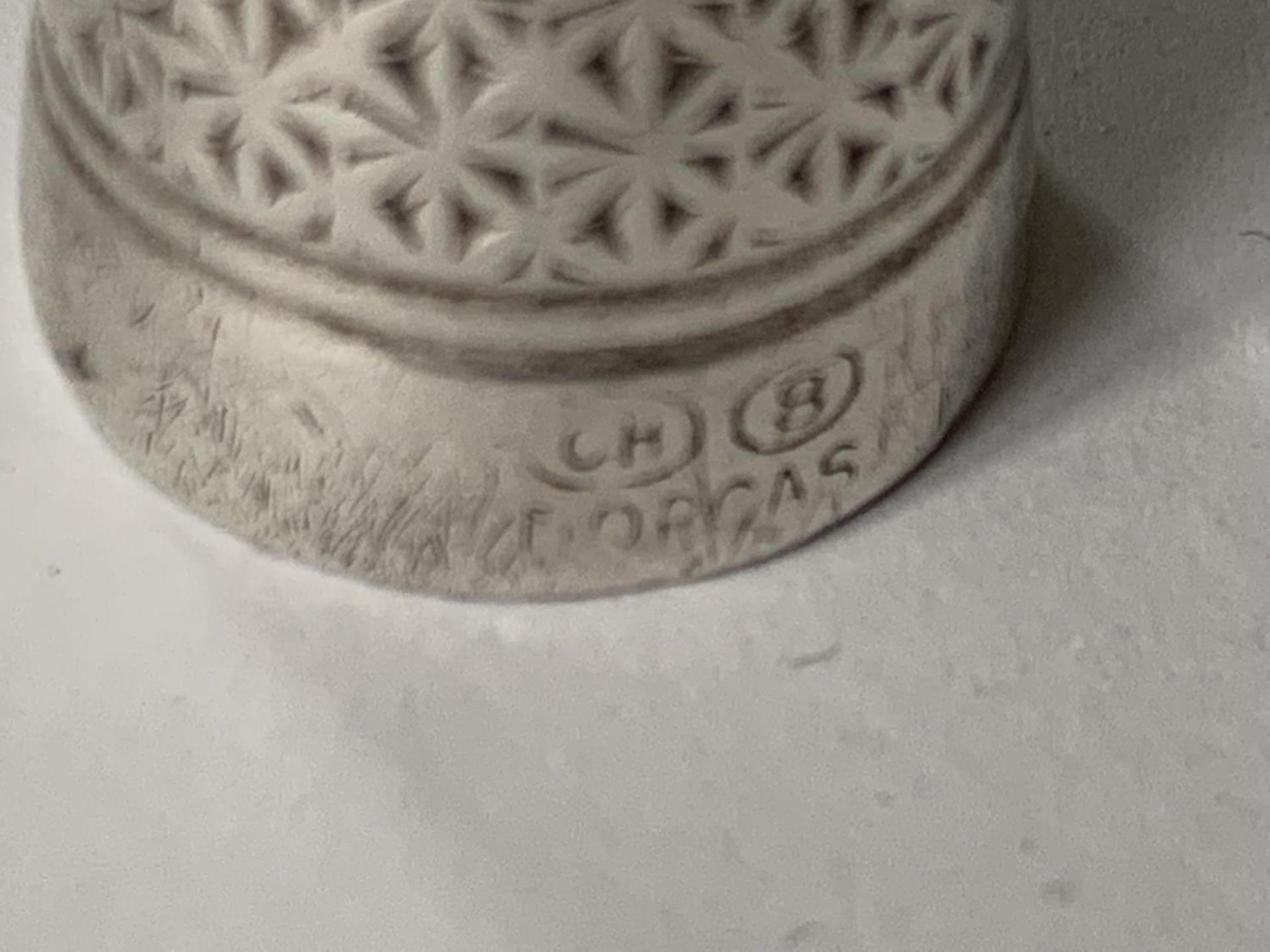 A CHARLES HORNER DORCAS SILVER THIMBLE - Image 3 of 3