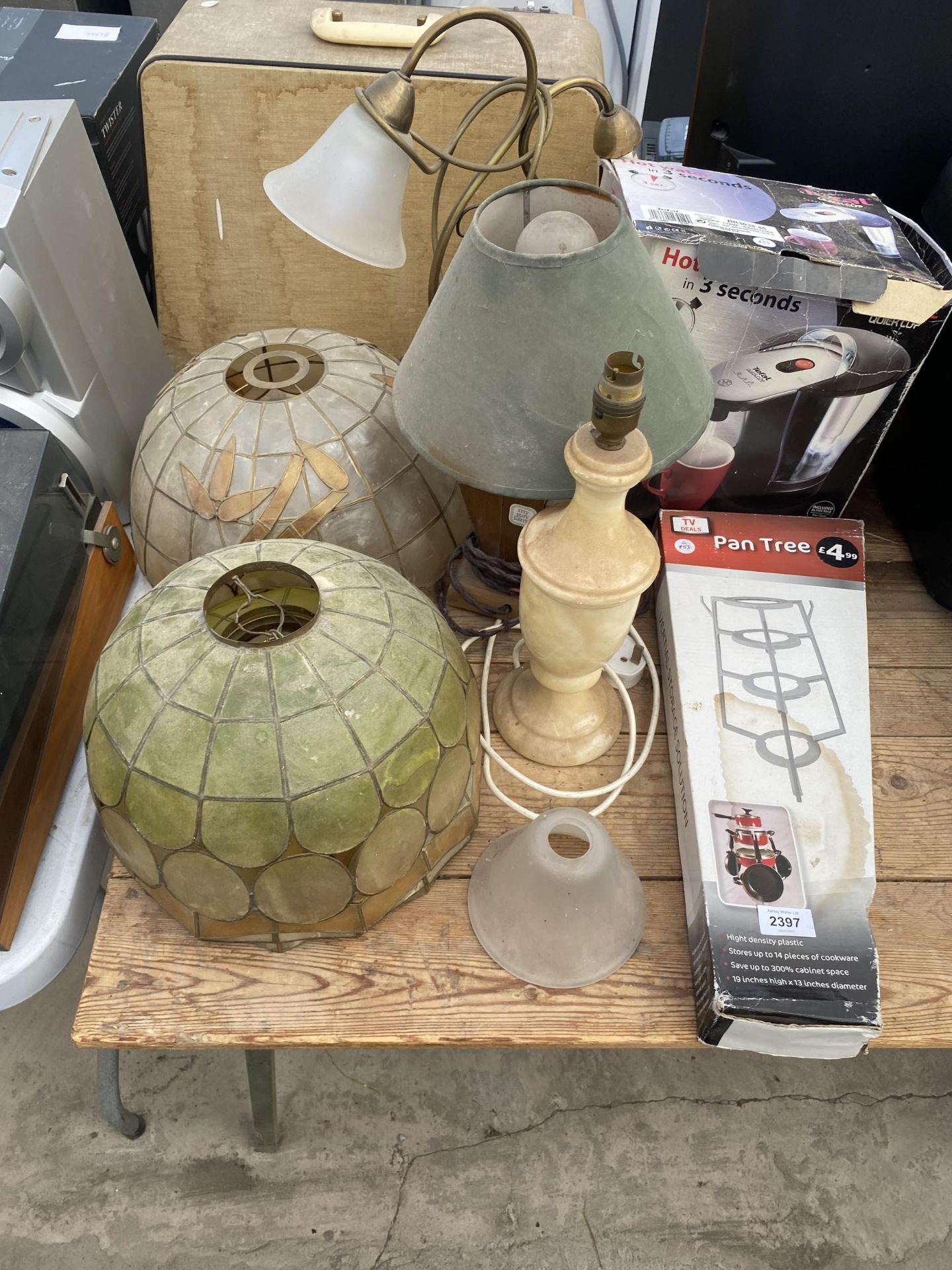 AN ASSORTMENT OF ITEMS TO INCLUDE LAMPS AND A HOT WATER MACHINE ETC