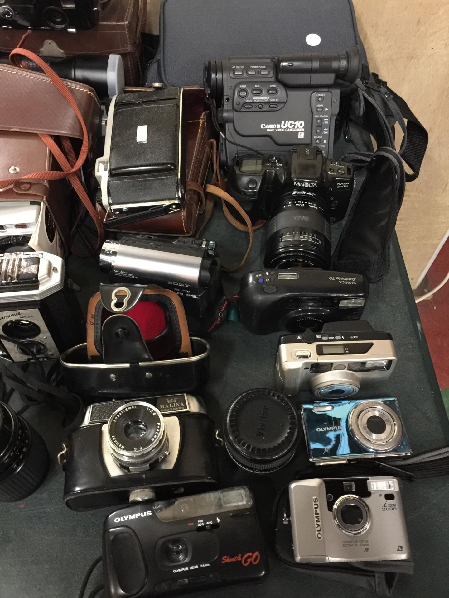 A LARGE QUANTITY OF VINTAGE CAMERAS AND ACCESSORIES TO INCLUDE A MINOLTA HIGH SPEED AF, YASHICA, - Image 2 of 5