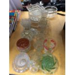 A LARGE QUANTITY OF VINTAGE GLASSWARE TO INCLUDE BOWLS, JUGS, A JELLY MOULD, ETC