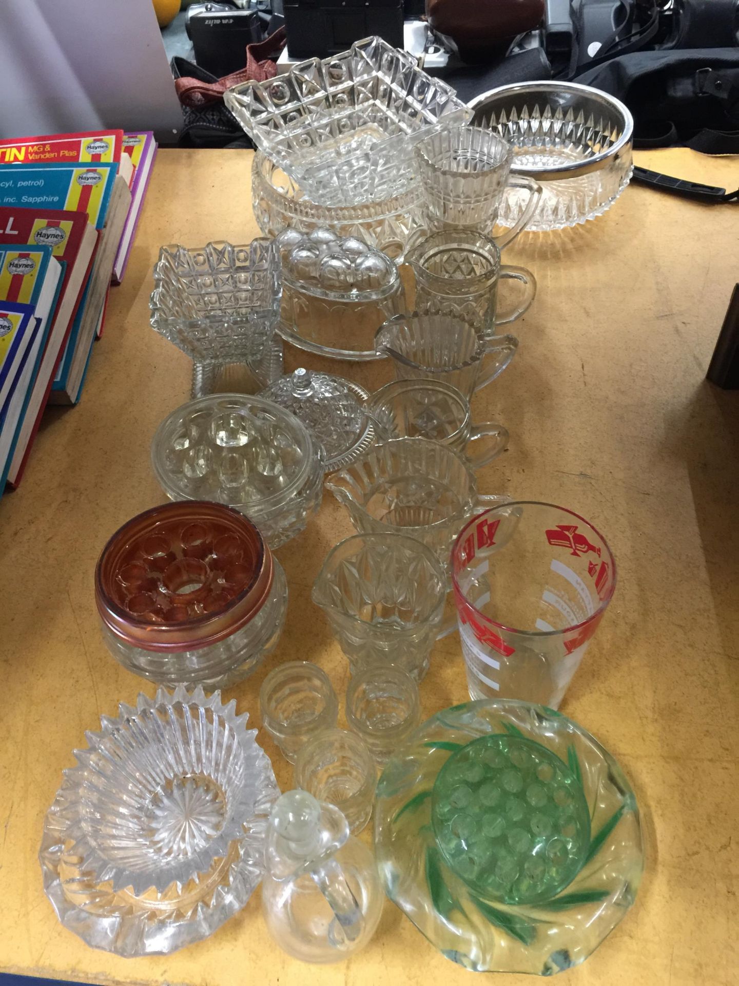 A LARGE QUANTITY OF VINTAGE GLASSWARE TO INCLUDE BOWLS, JUGS, A JELLY MOULD, ETC