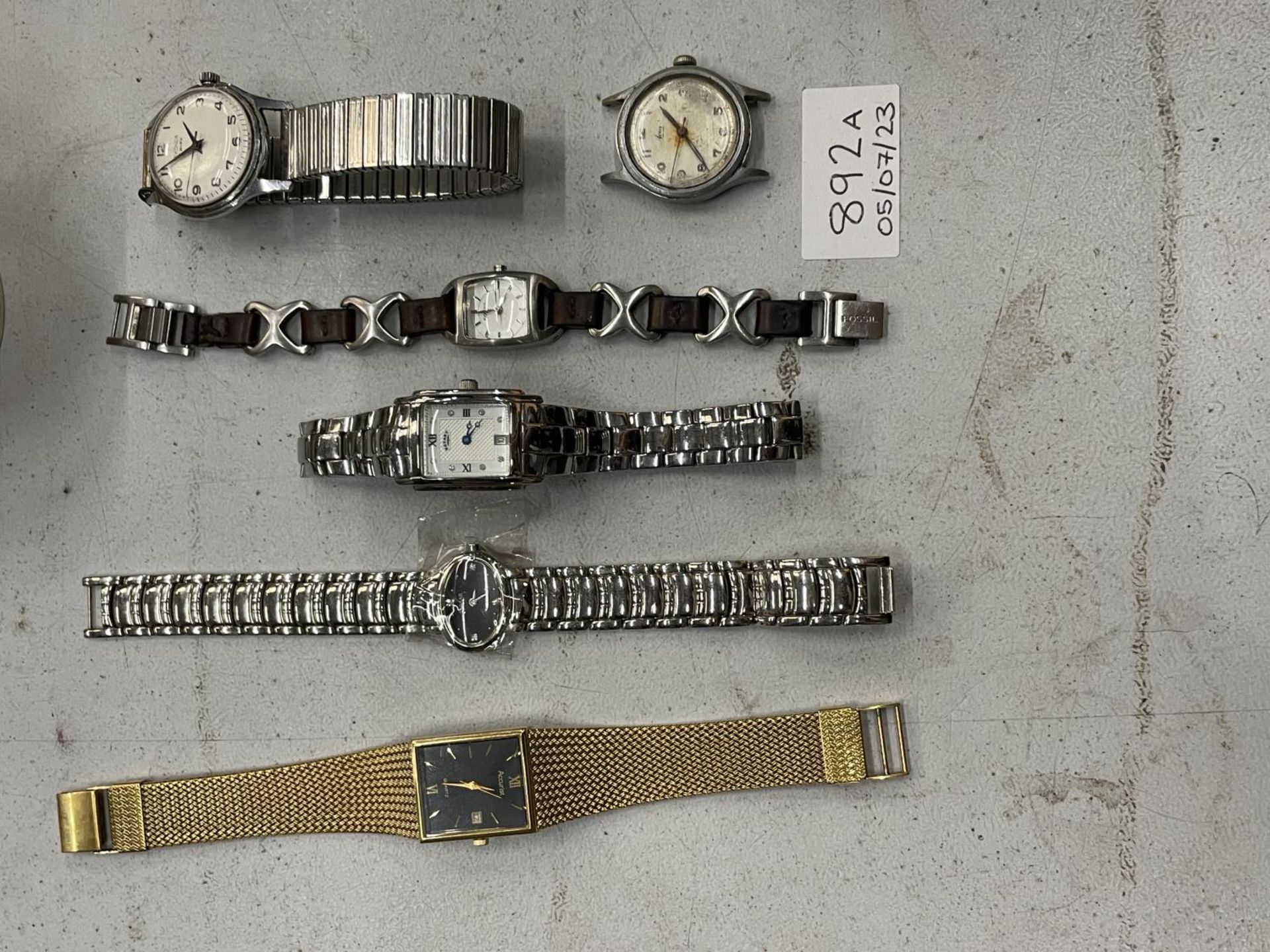 A COLLECTION OF SIX VARIOUS WATCHES TO INCLUDE A GENTS VINTAGE 17 JEWEL SEKONDA, A LADIES ROTARY,