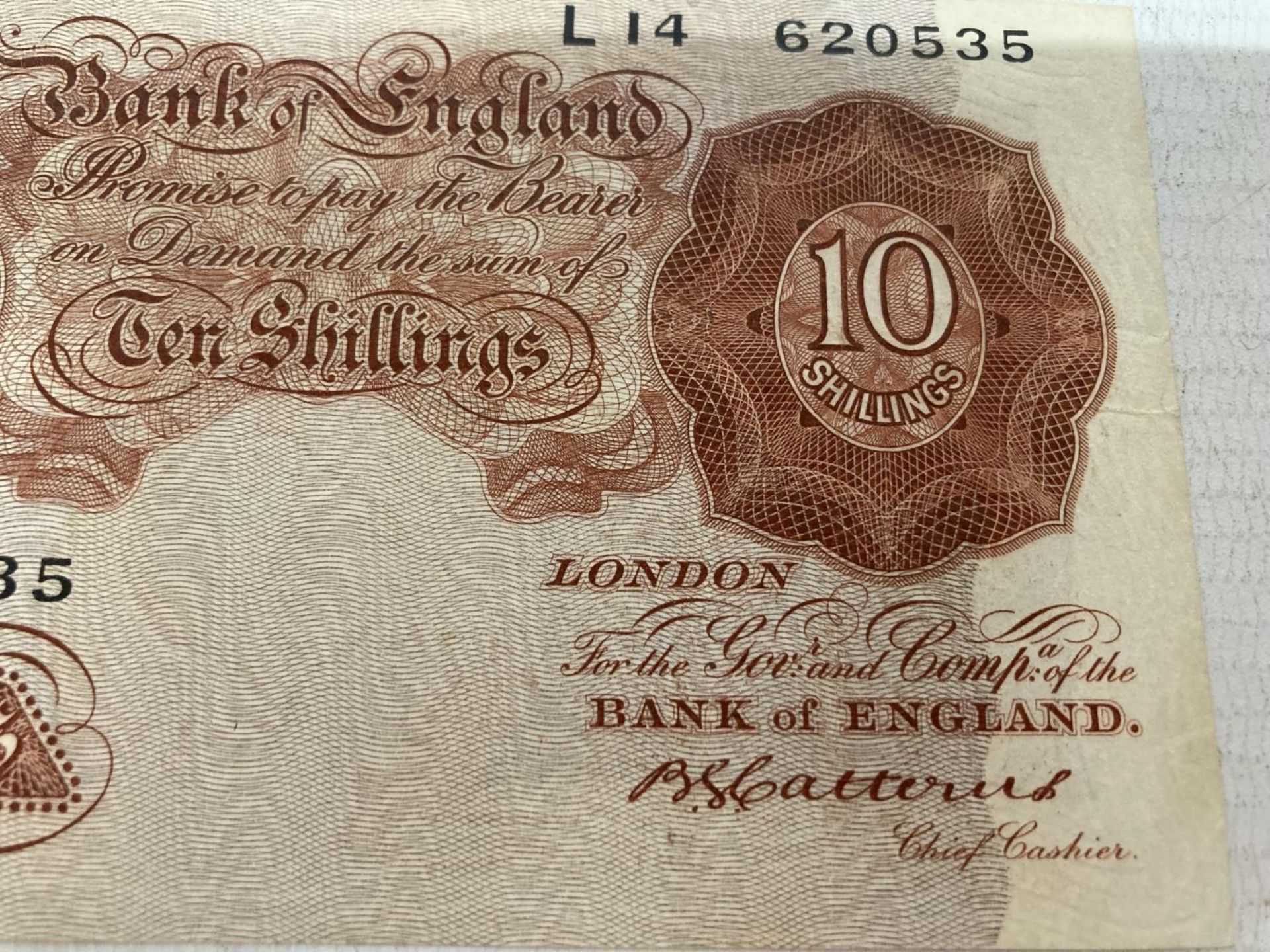 FOUR BANK OF ENGLAND TEN SHILLINGS NOTES SIGNED MAHON (1925-1929),PEPPIATT (1934-1949), BEALE ( - Bild 4 aus 6