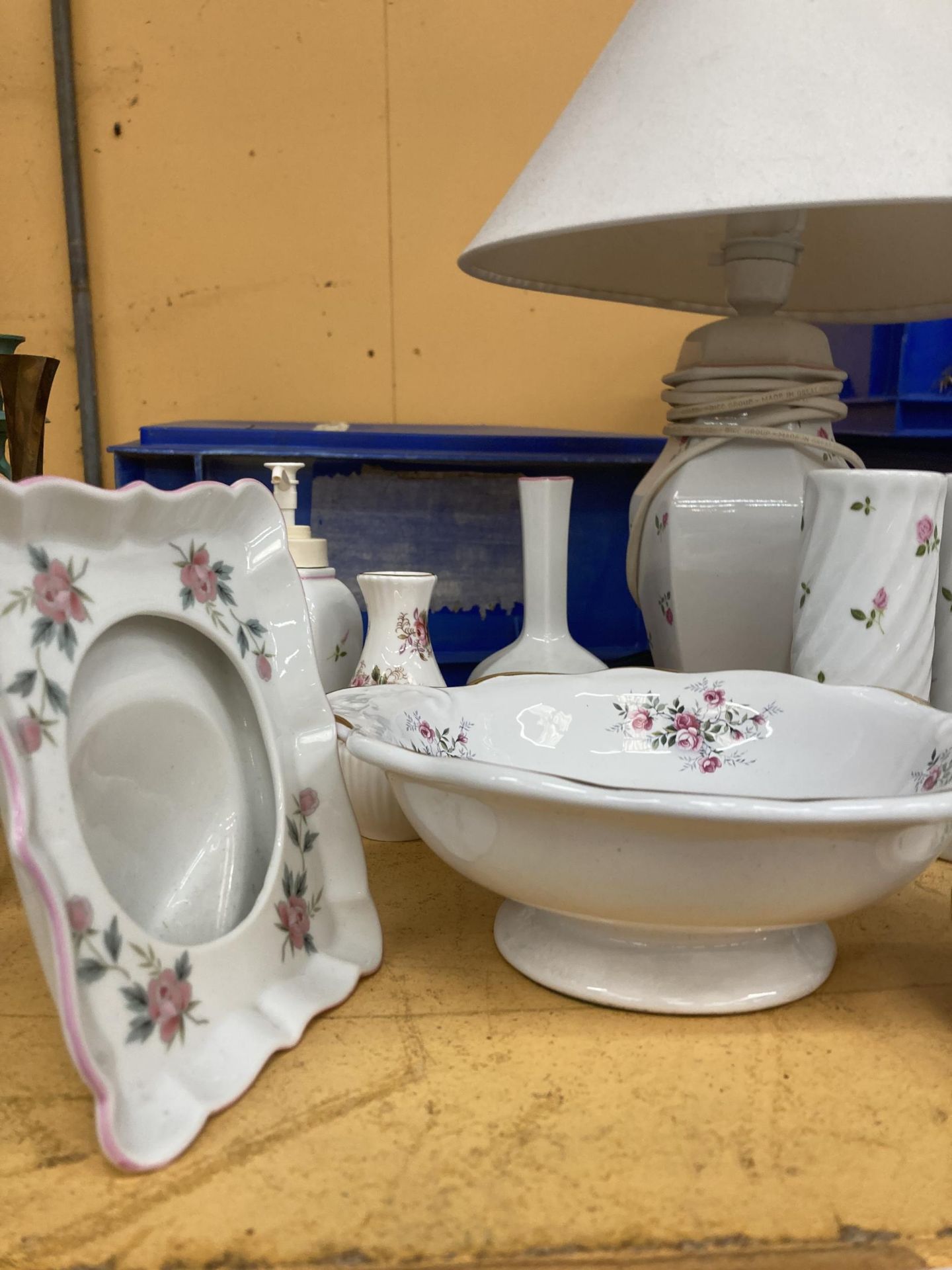 A COLLECTION OF ROYAL ALBERT LAVENDAR ROSE PATTERN CERAMICS AND TABLEWARE - Image 2 of 6