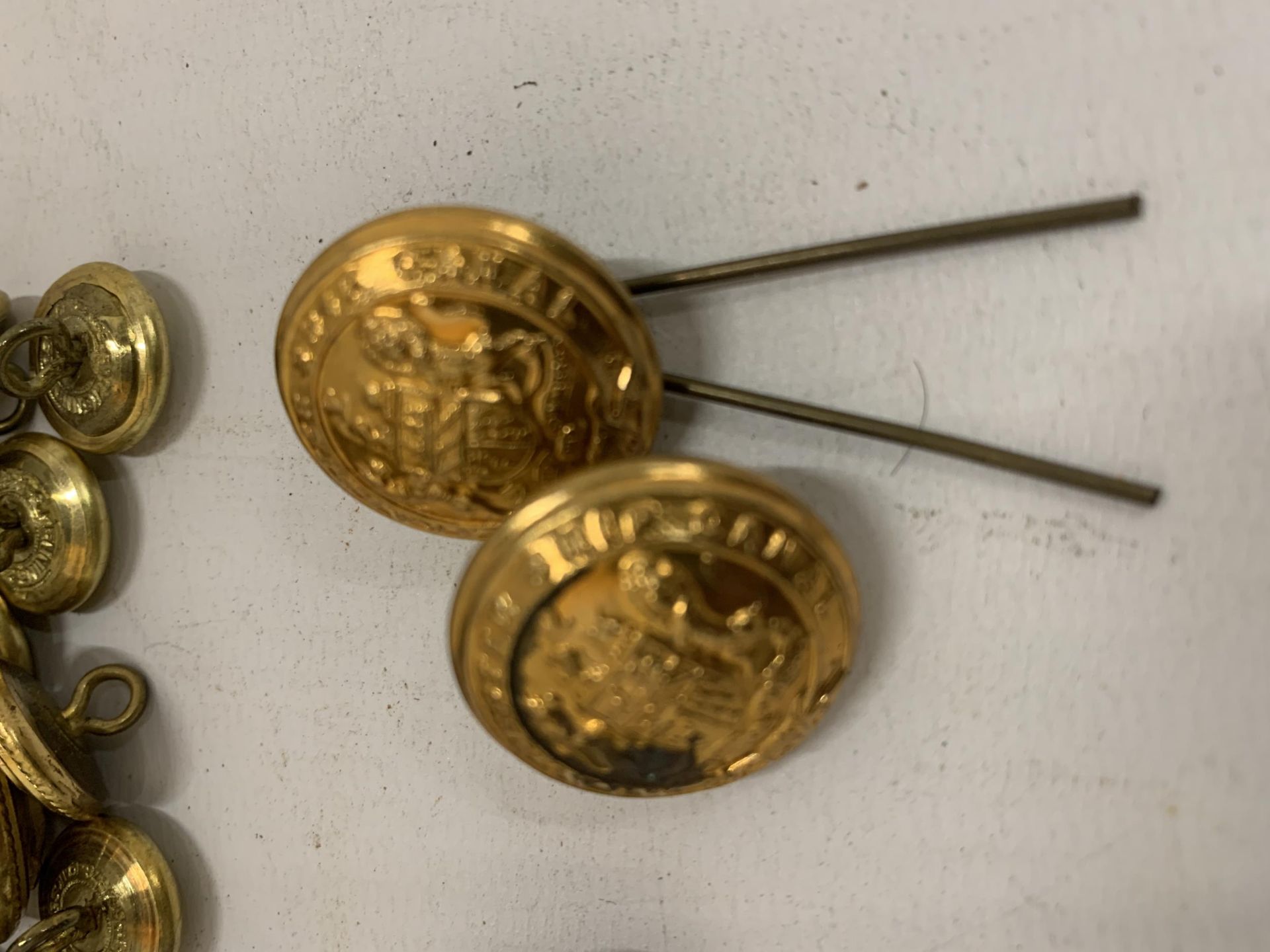 A COLLECTION OF BRASS MILITARY BUTTONS - Bild 3 aus 4