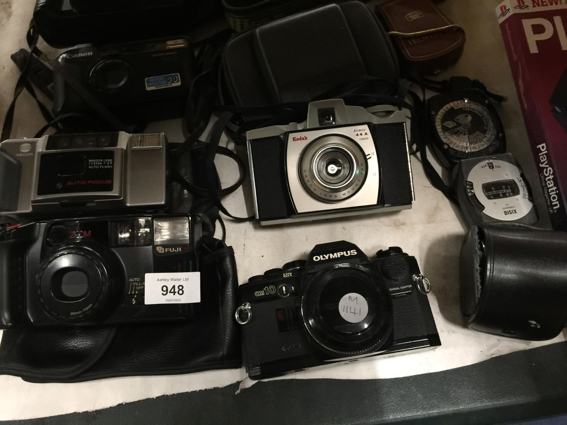 A QUANTITY OF CAMERAS TO INCLUDE AN OLYMPUS OM 10, KODAK BROWNIE 44A, NIKON F80, FUJI DL-800 ZOOM, - Image 2 of 3