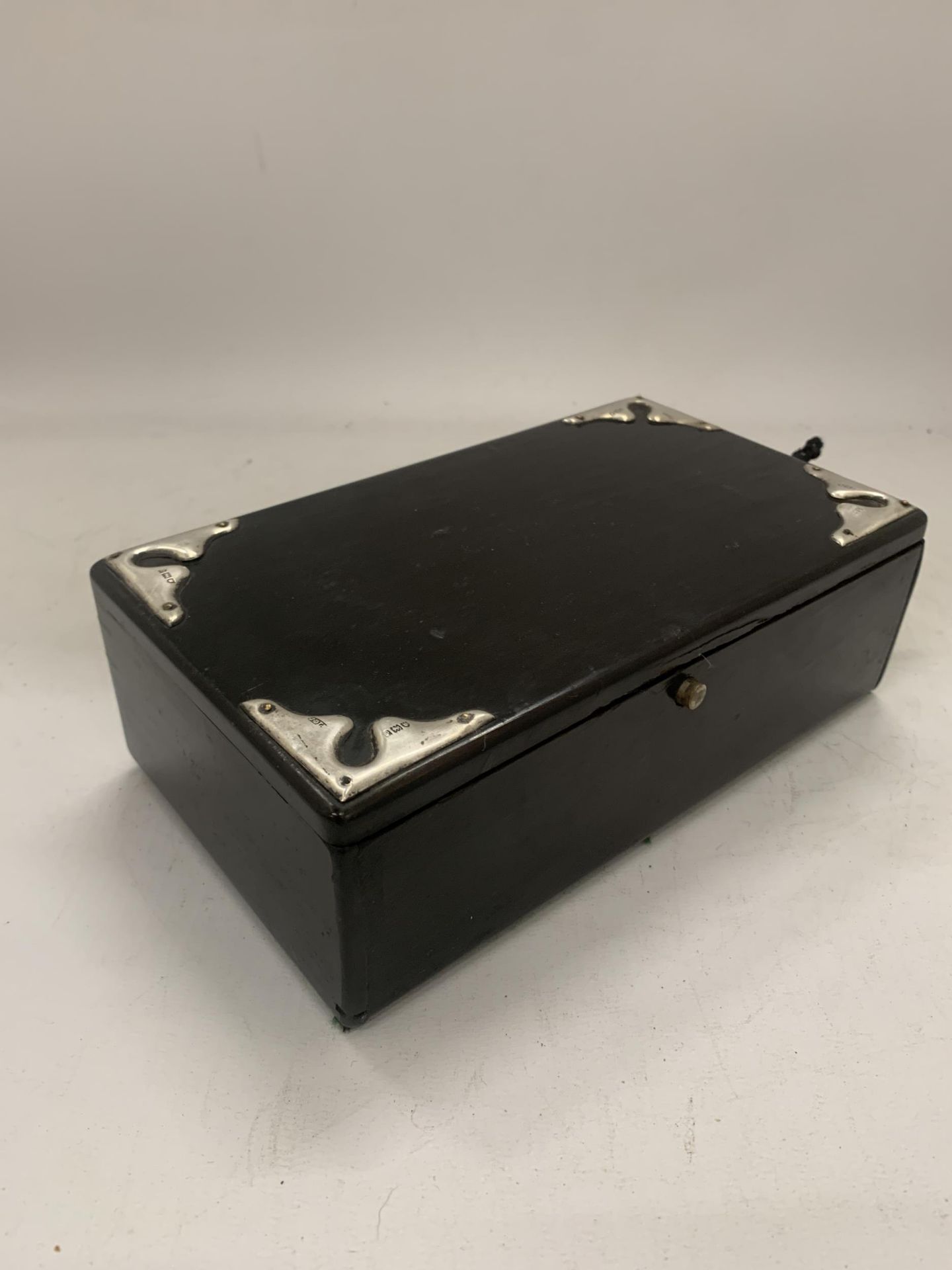 A VINTAGE EBONY BOX WITH HALLMARKED LONDON SILVER EDGES - Image 3 of 3