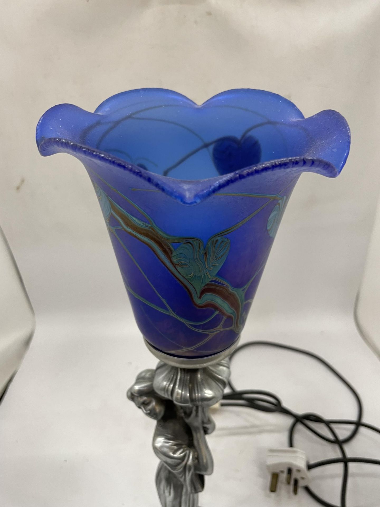 AN ART NOUVEAU DESIGN SILVER EFFECT FIGURAL TABLE LAMP WITH BLUE GLASS SHADE - Image 4 of 6