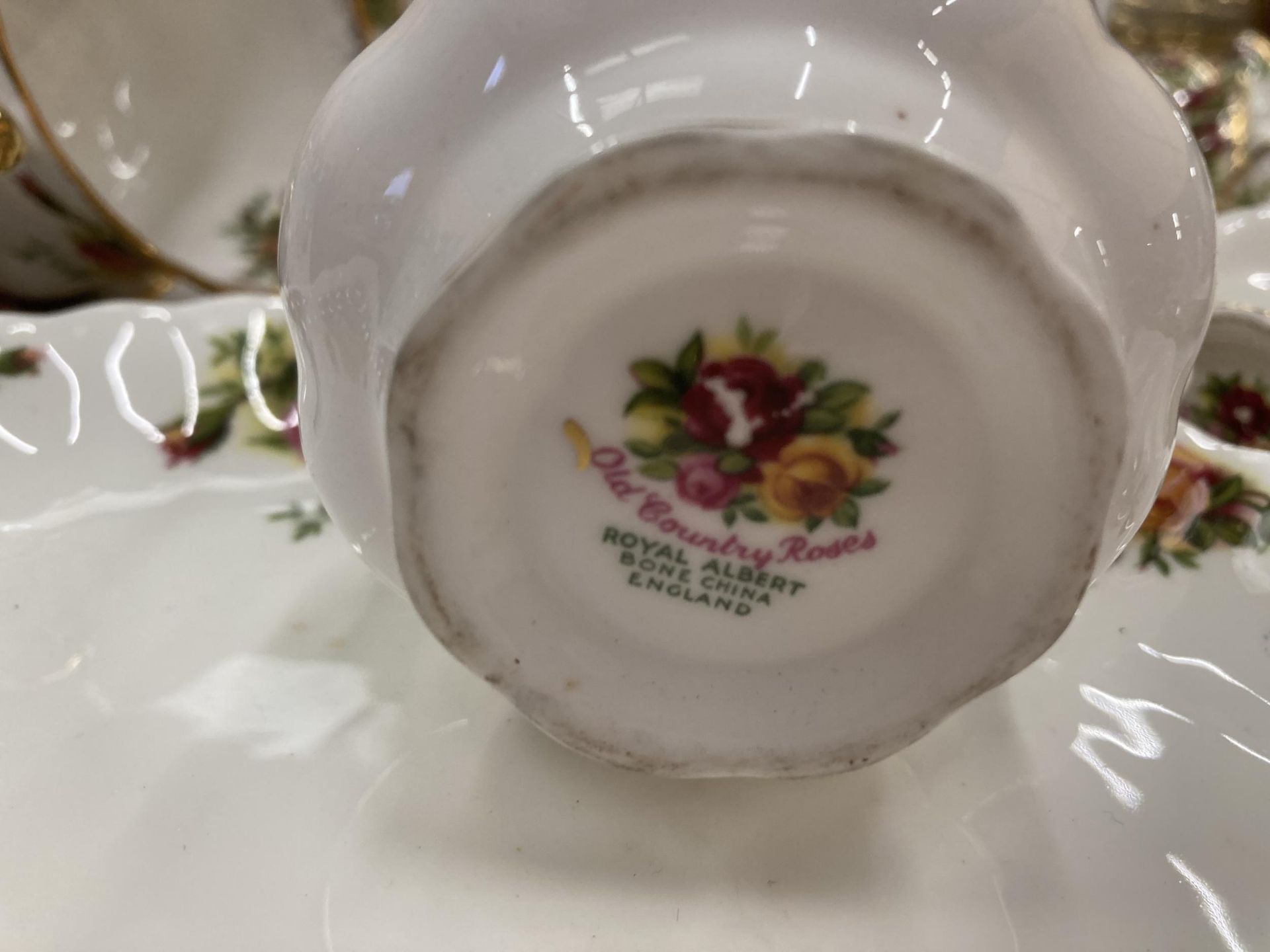 A LARGE QUANTITY OF ROYAL ALBERT 'OLD COUNTRY ROSES' TO INCLUDE A TEA AND COFFEE POT, CAKE PLATES, - Image 6 of 6