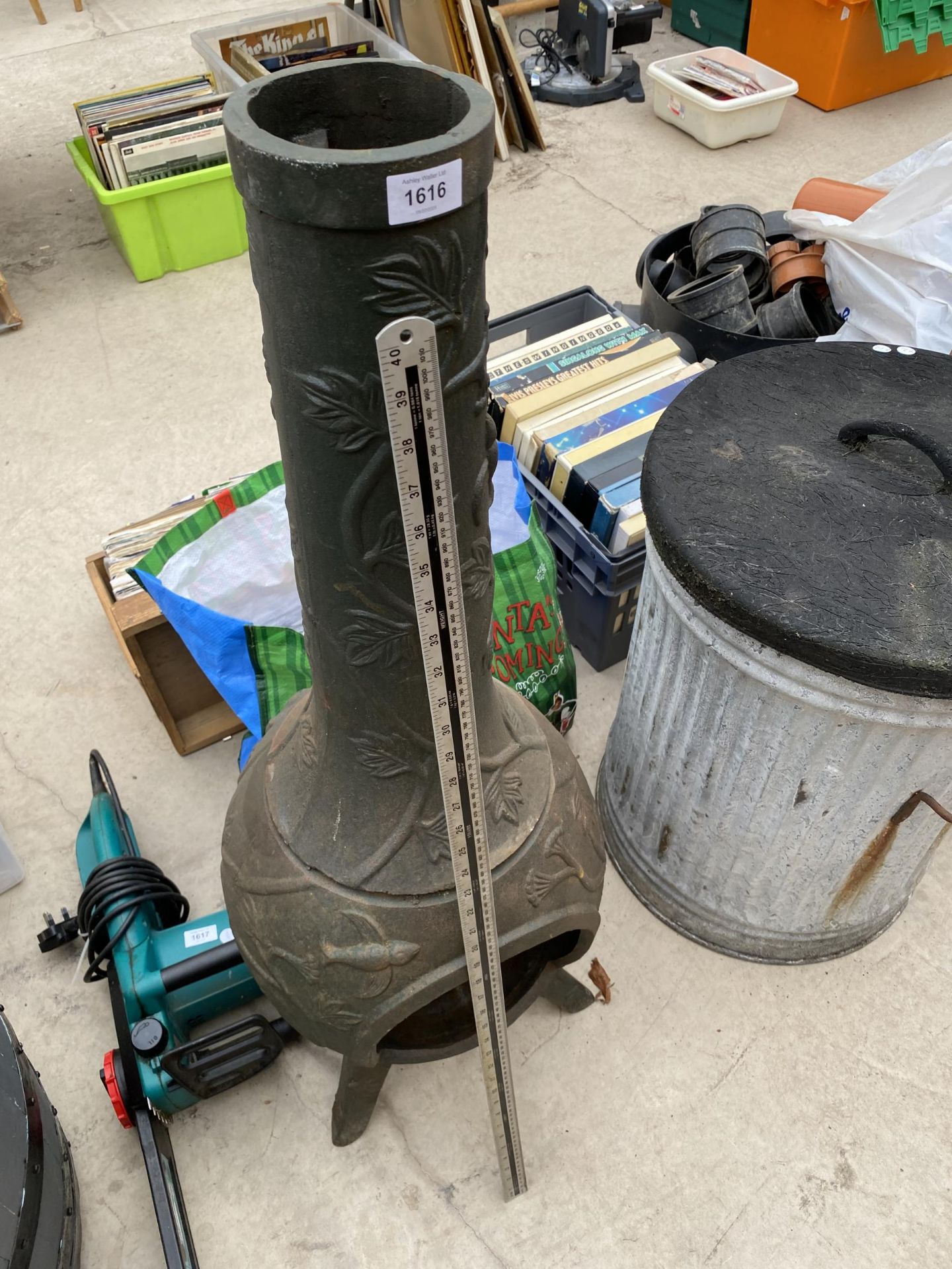 A DECORATIVE CAST IRON GARDEN CHIMENEA - Image 3 of 3