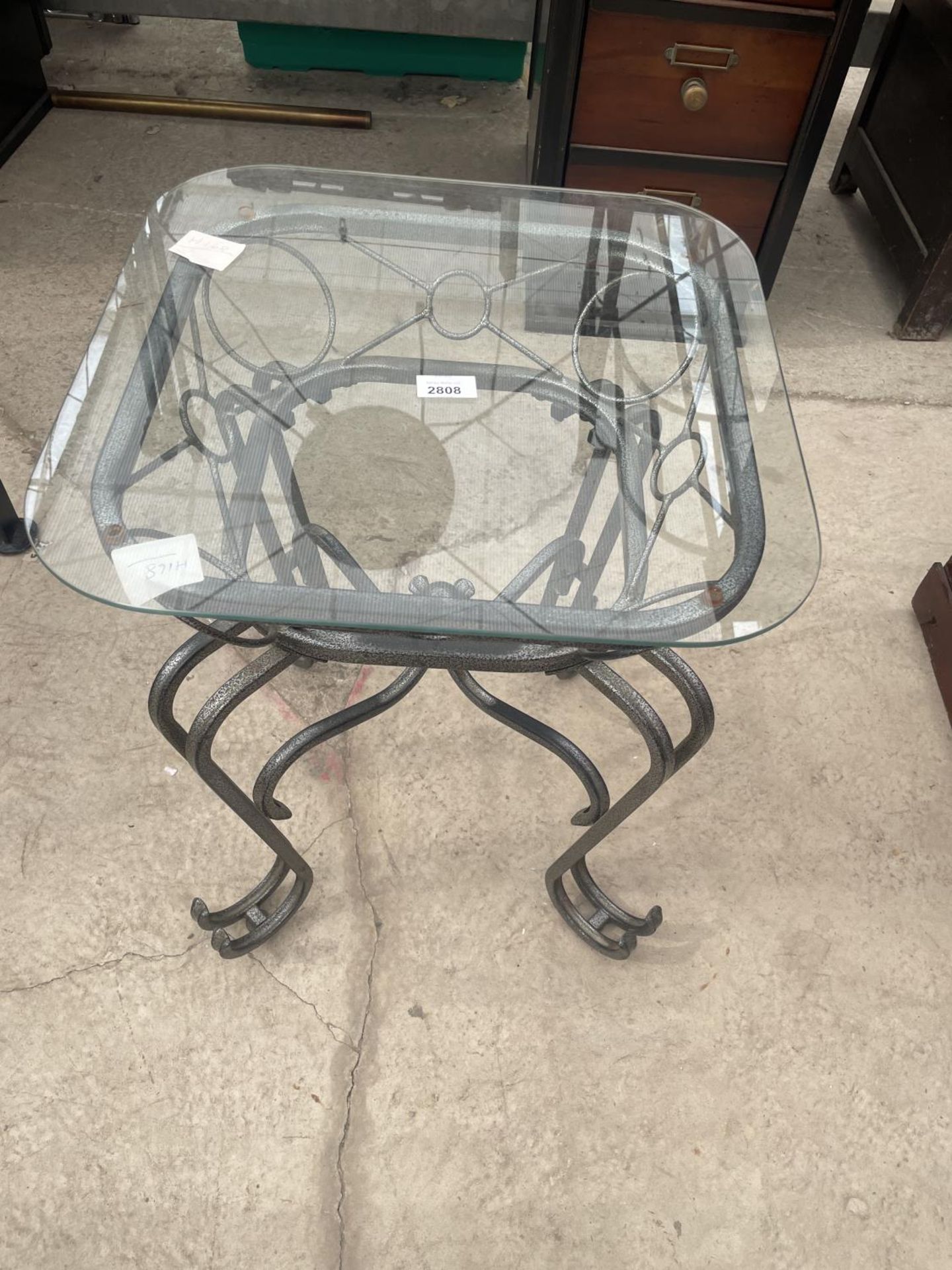 AN 18" SQUARE GLASS TOP LAMP TABLE ON SHAPED METALWARE BASE - Bild 3 aus 3