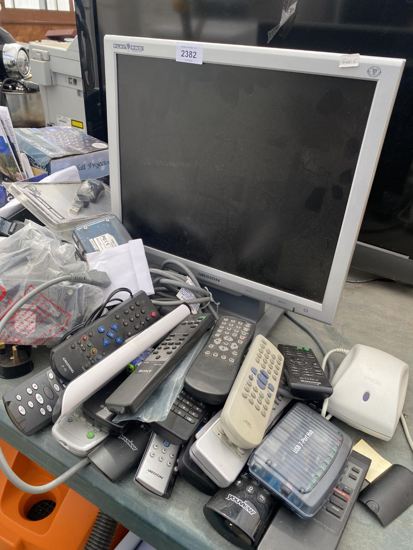 A LARGE ASSORTMENT OF ITEMS TO INCLUDE A MONITOR AND REMOTE CONTROLS ETC - Bild 3 aus 3