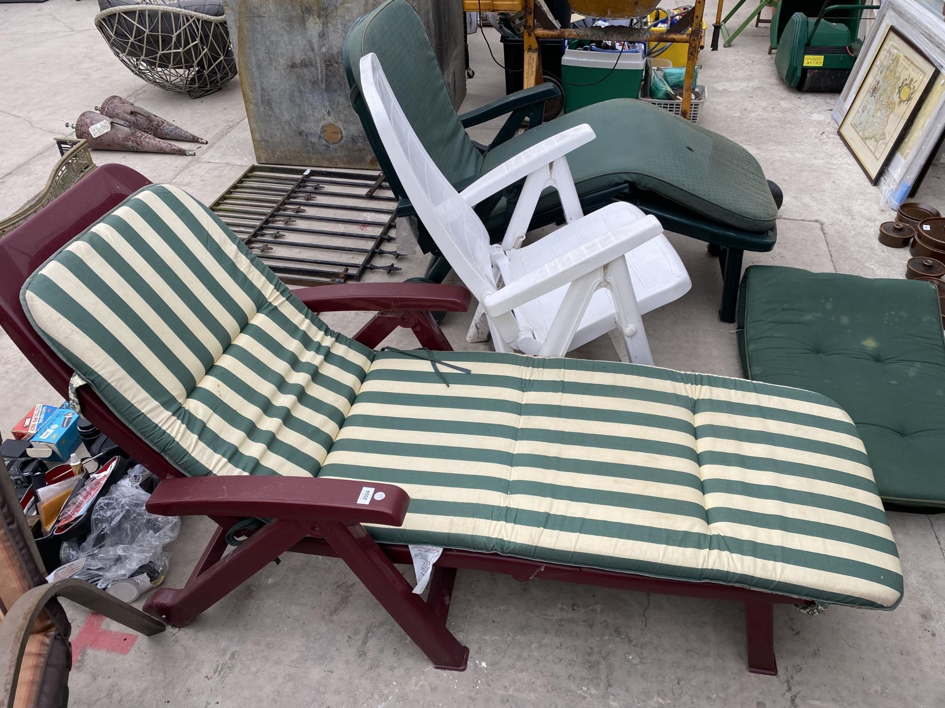 THREE VARIOUS PLASTIC SUN LOUNGERS TWO WITH CUSHIONS - Image 4 of 4